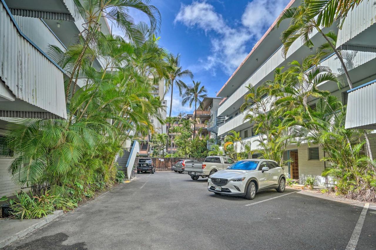 Sun-filled With Lanai Near Waikiki Beach!