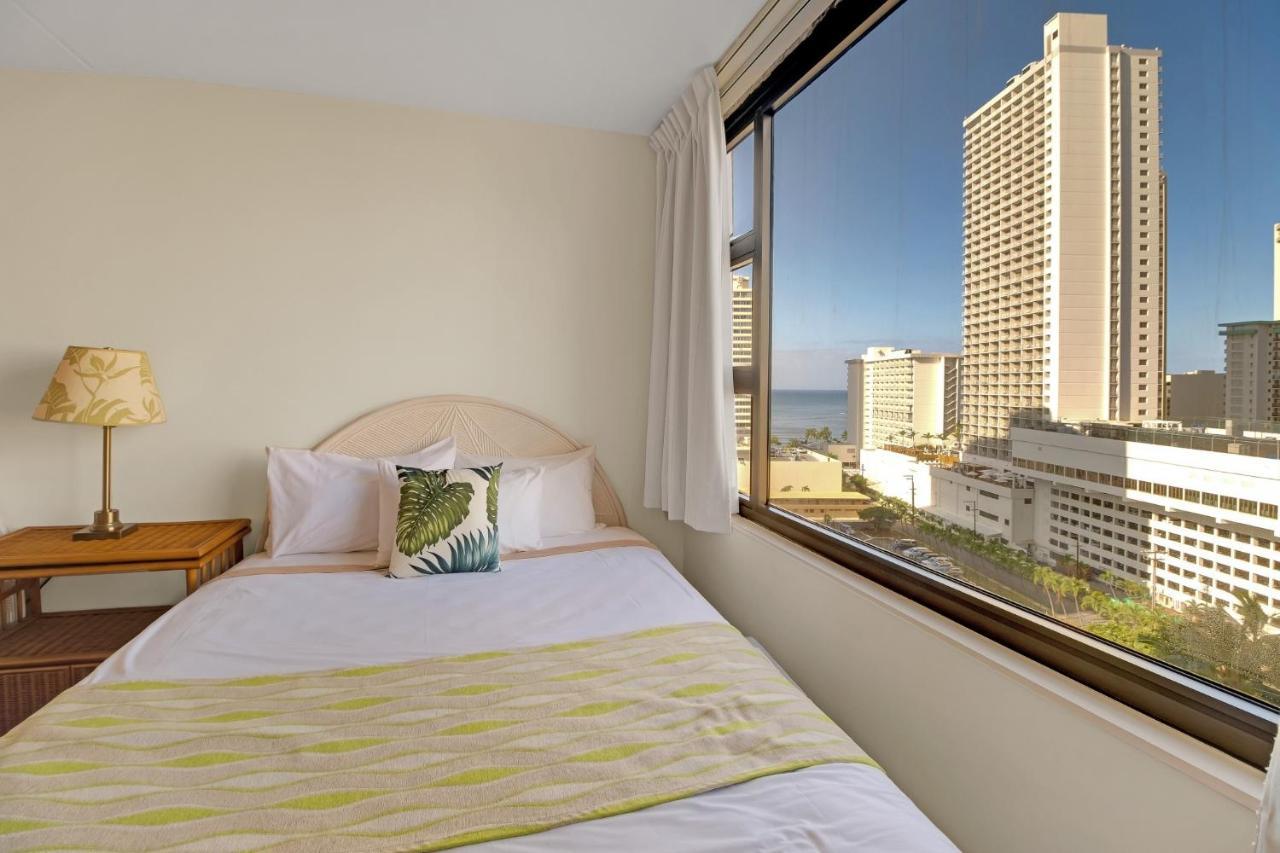 Breezy Waikiki 2 Blocks From The & Free Parking! *