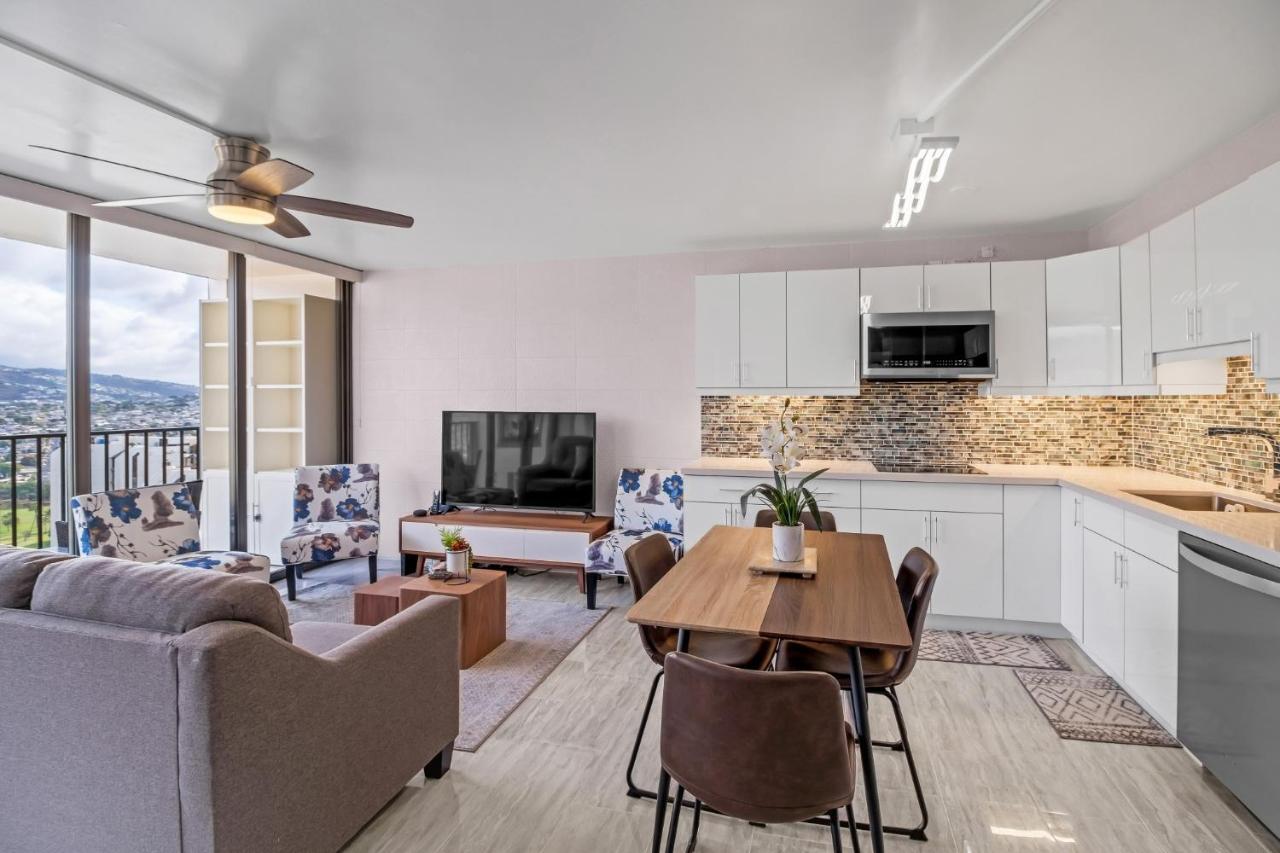 Newly Remodeled - 30th Floor With Epic Mountain Views Apartment Honolulu