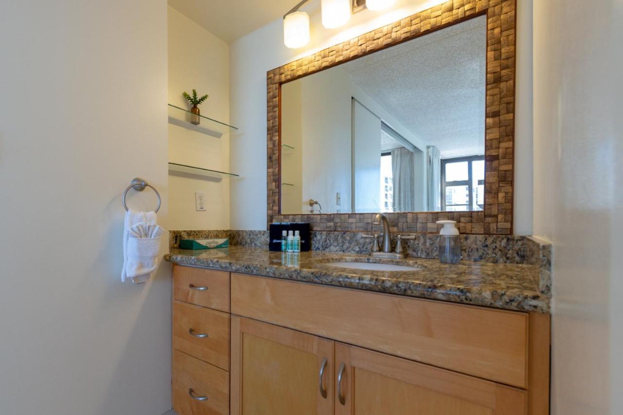 Beautifully Renovated 32nd Floor Deluxe Ocean View Waikiki *