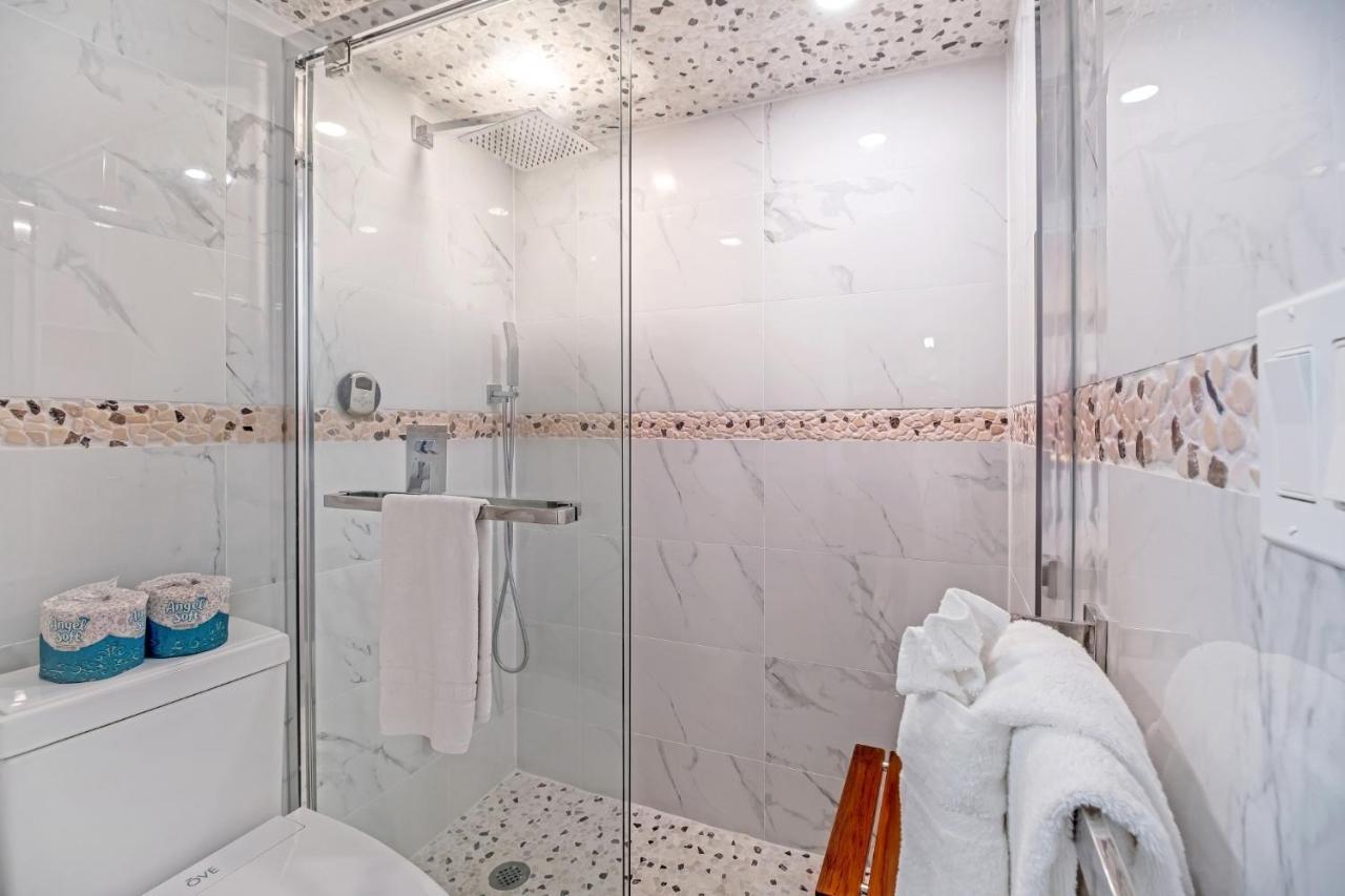 Apartment Newly Remodeled - 30th Floor With Epic Mountain Views *