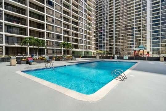 Breezy Waikiki 2 Blocks From The & Free Parking! Apartment