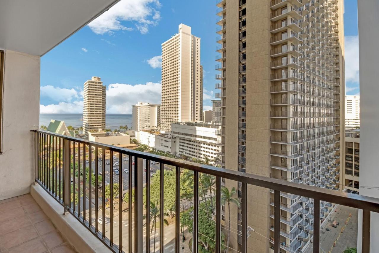 Breezy Waikiki 2 Blocks From The & Free Parking!