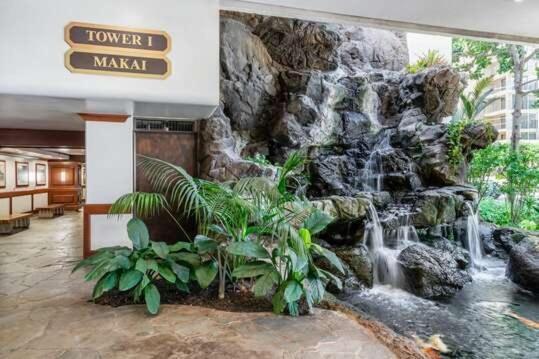 Apartment Breezy Waikiki 2 Blocks From The & Free Parking!
