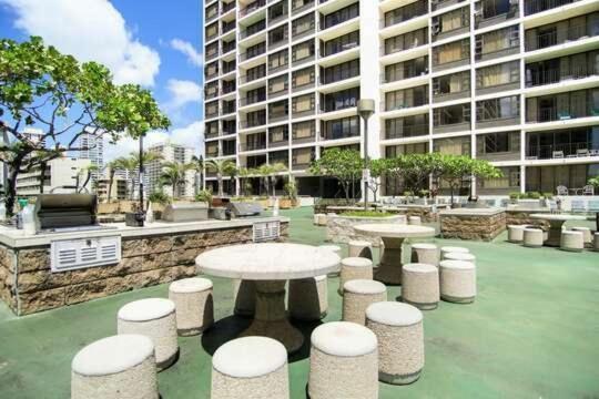 Apartment Breezy Waikiki 2 Blocks From The & Free Parking! *