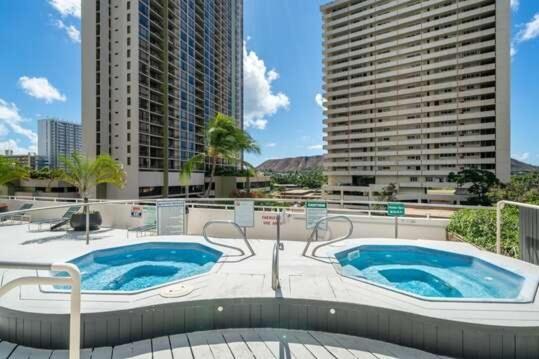 Apartment Breezy Waikiki 2 Blocks From The & Free Parking! *
