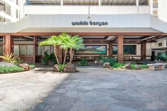 Breezy Waikiki 2 Blocks From The & Free Parking! Apartment