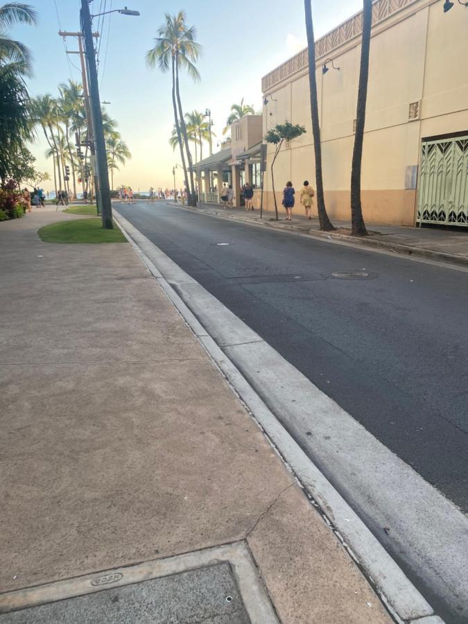 The Seashore Waikiki Studio Just A Block From The Beach No Fees *