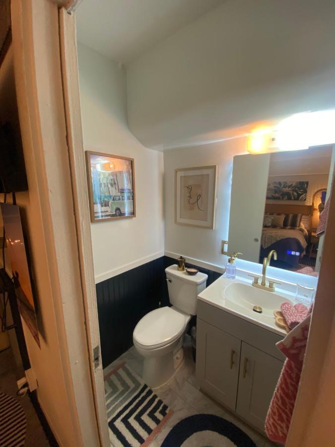 The Seashore Waikiki Studio Just A Block From The Beach No Fees *