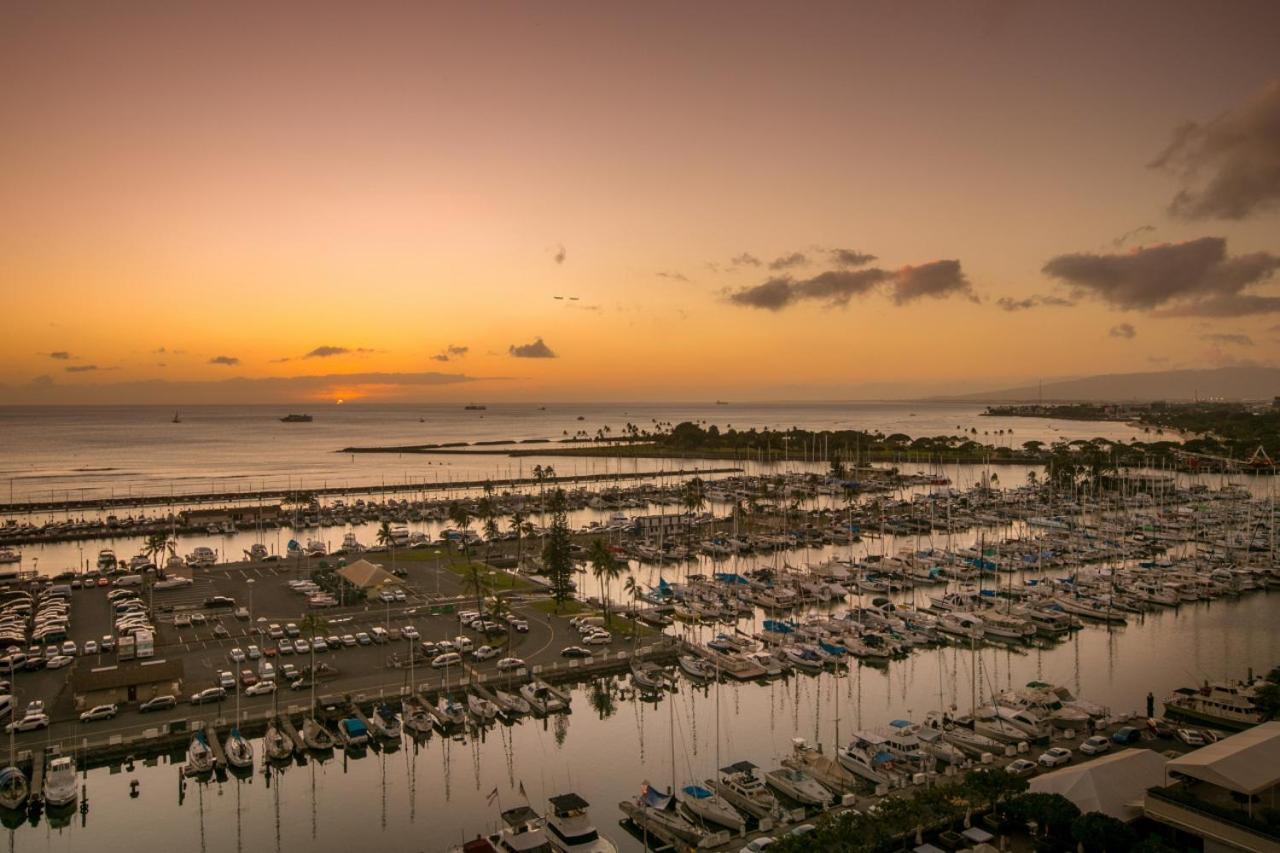 Ocean Front Amazing One Bedroom * Honolulu