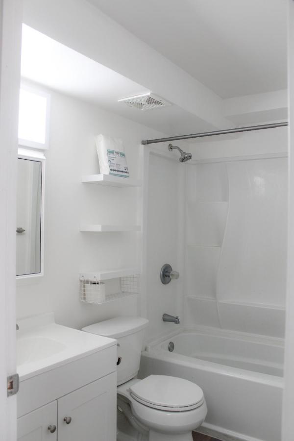 Apartment Renovated Modern & Minimalist Century Studio Honolulu