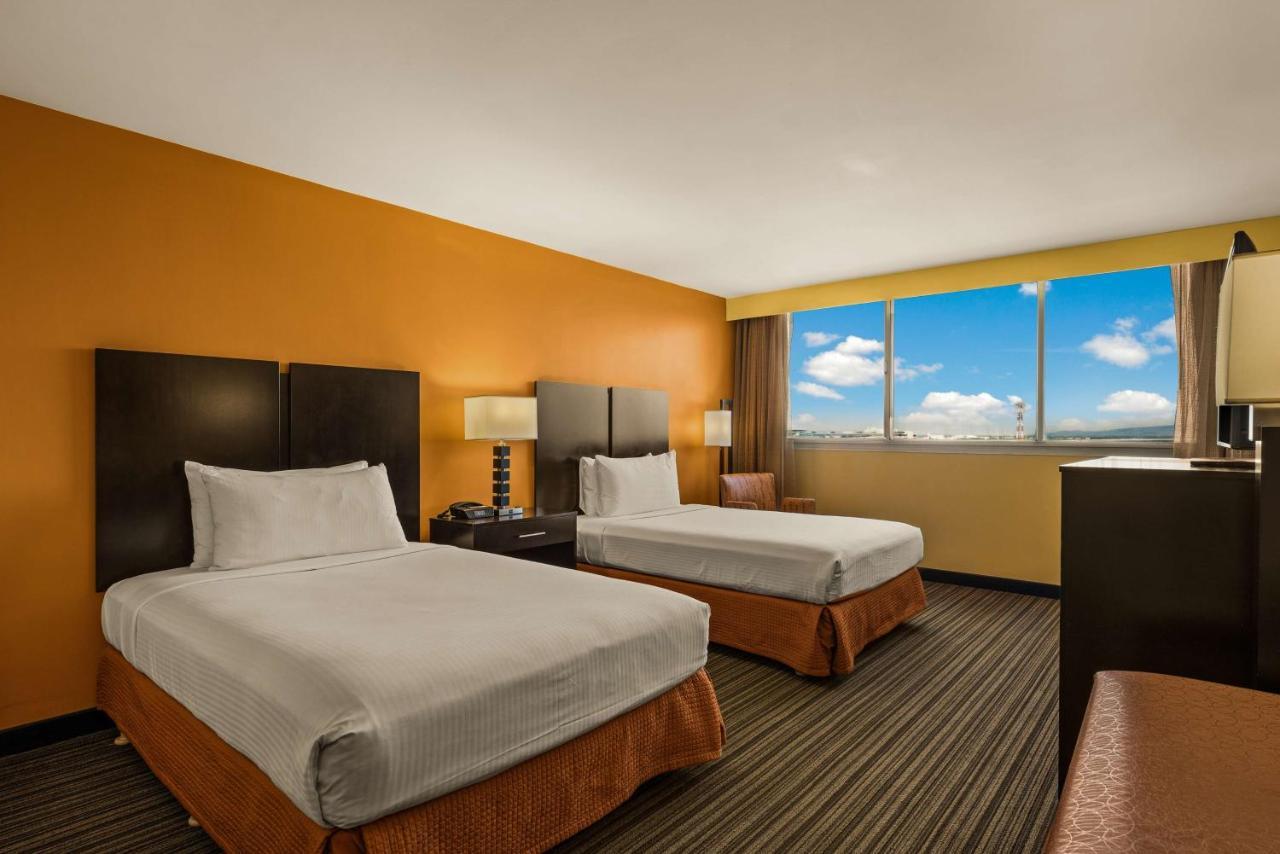 Hotel Western The Plaza Airport - Free Breakfast 3*