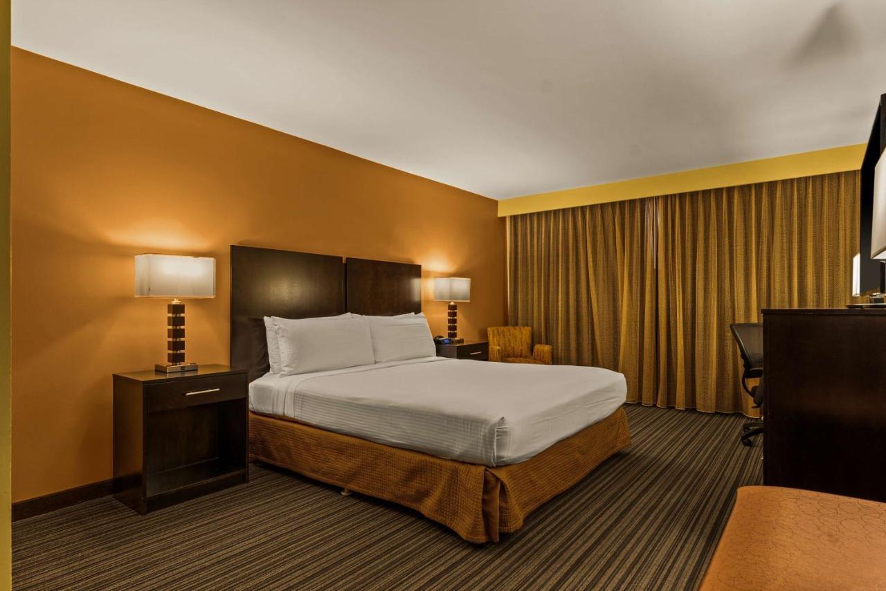 Western The Plaza Airport - Free Breakfast Hotel