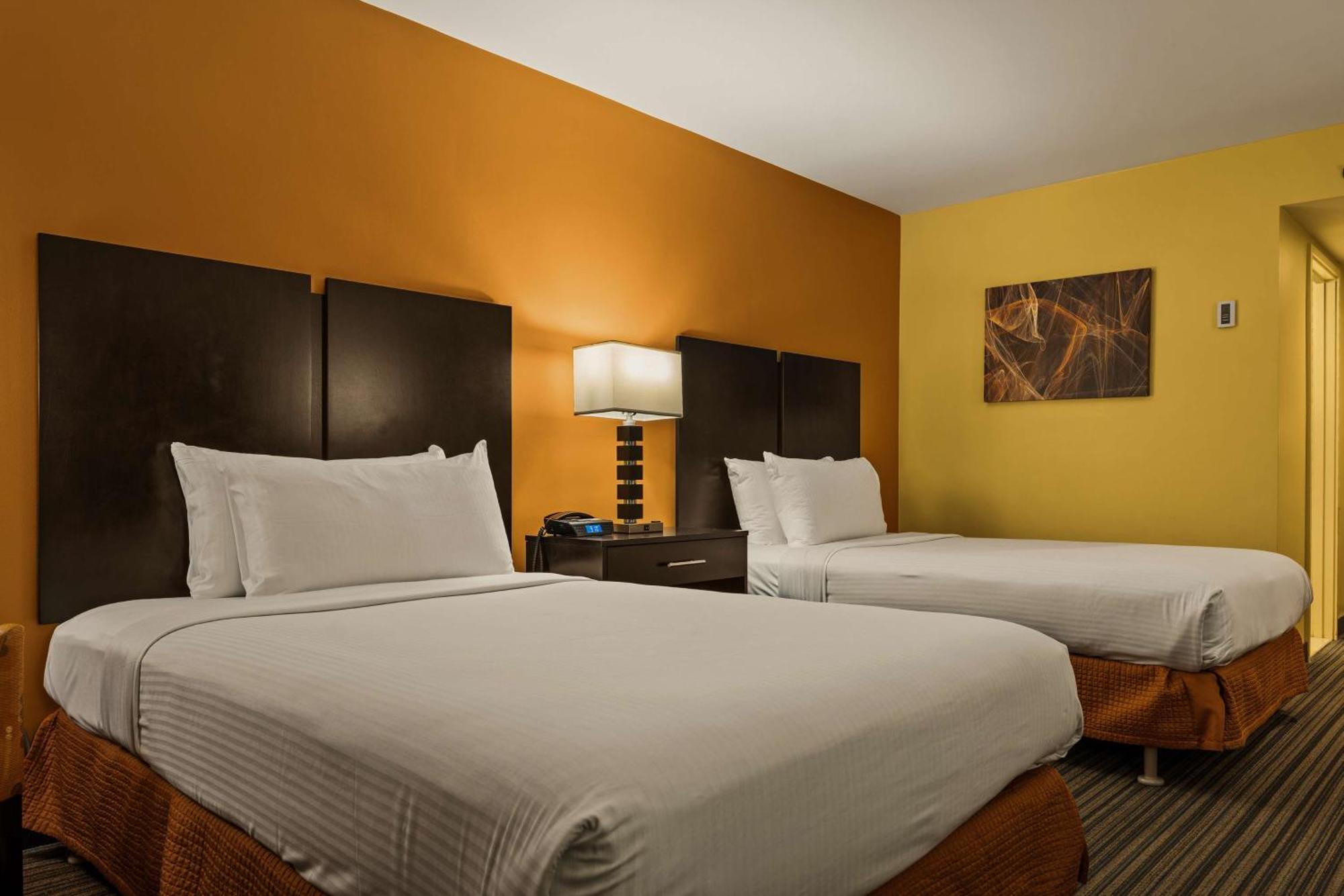 Hotel Western The Plaza Airport - Free Breakfast 3*