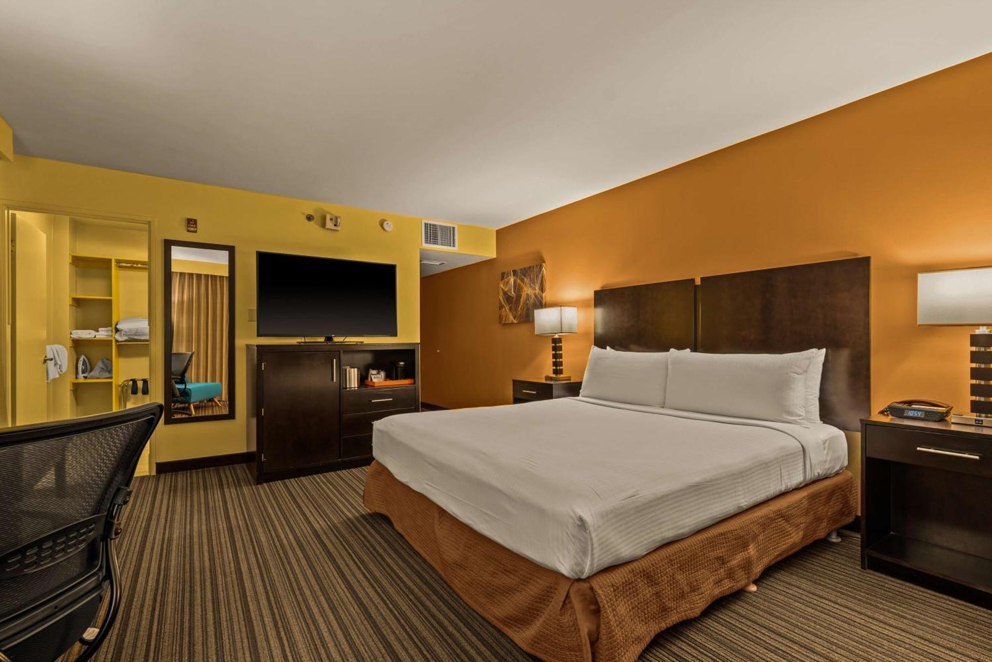 Hotel Western The Plaza Airport - Free Breakfast 3*