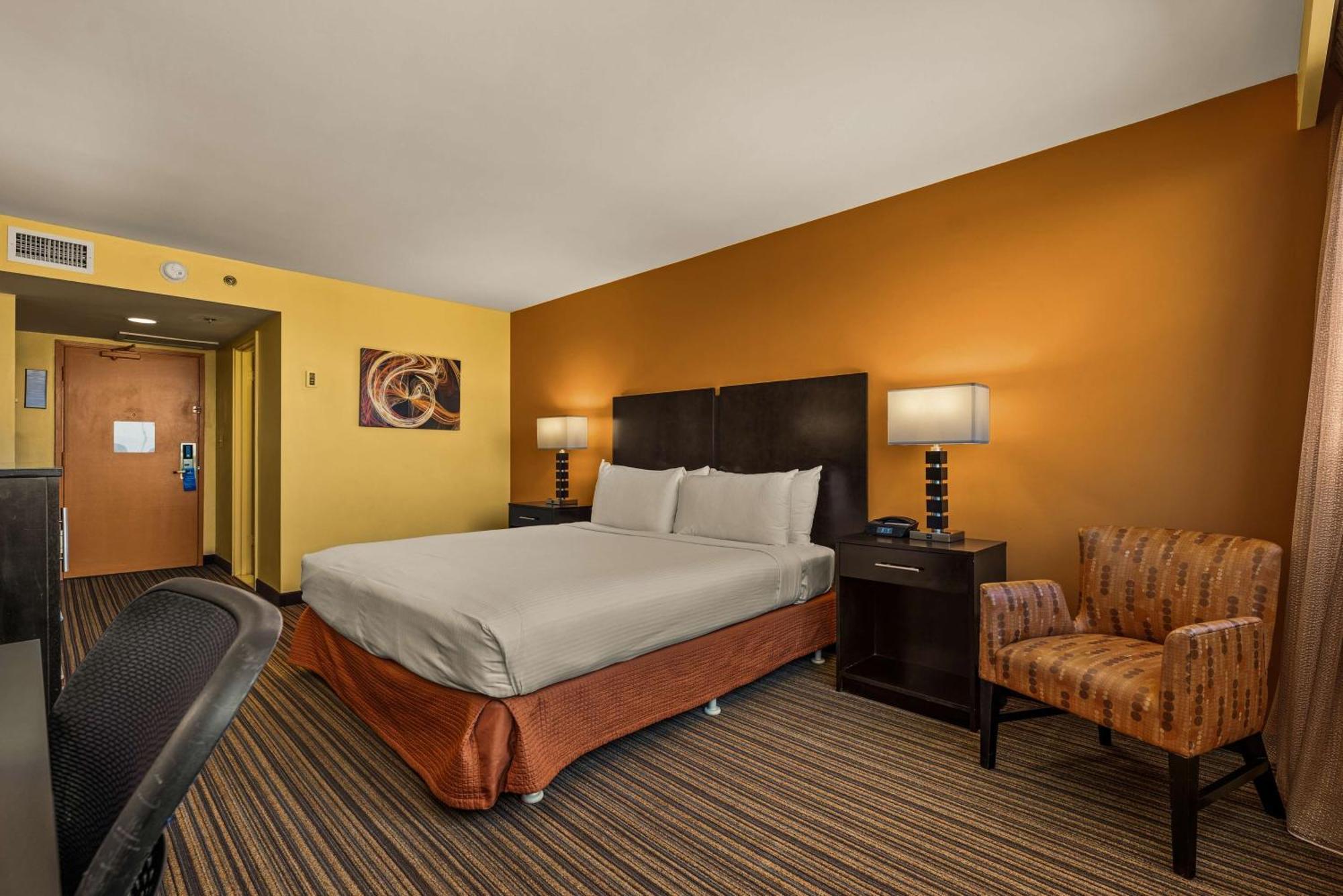 Western The Plaza Airport - Free Breakfast Hotel 3*