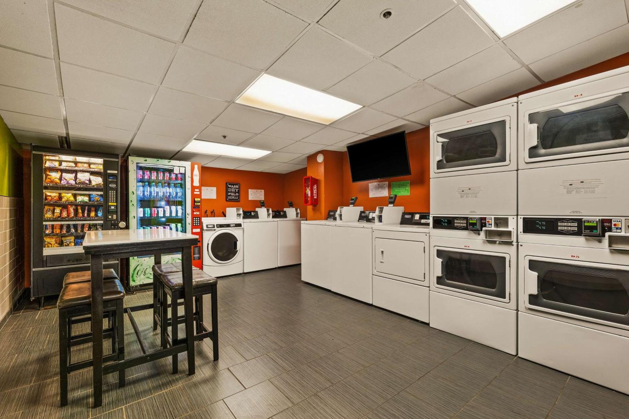 Hotel Western The Plaza Airport - Free Breakfast 3*