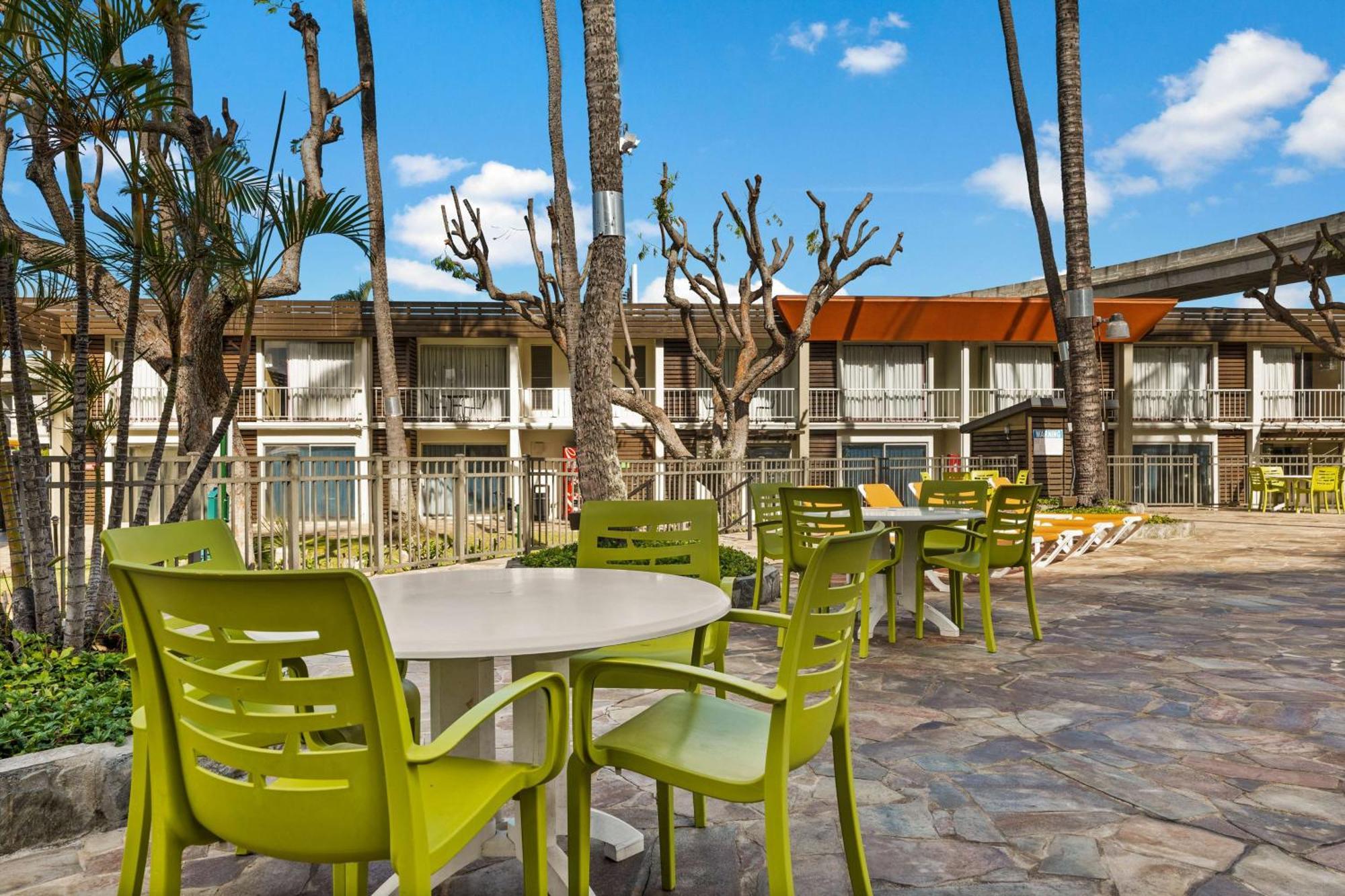 Western The Plaza Airport - Free Breakfast Hotel 3*