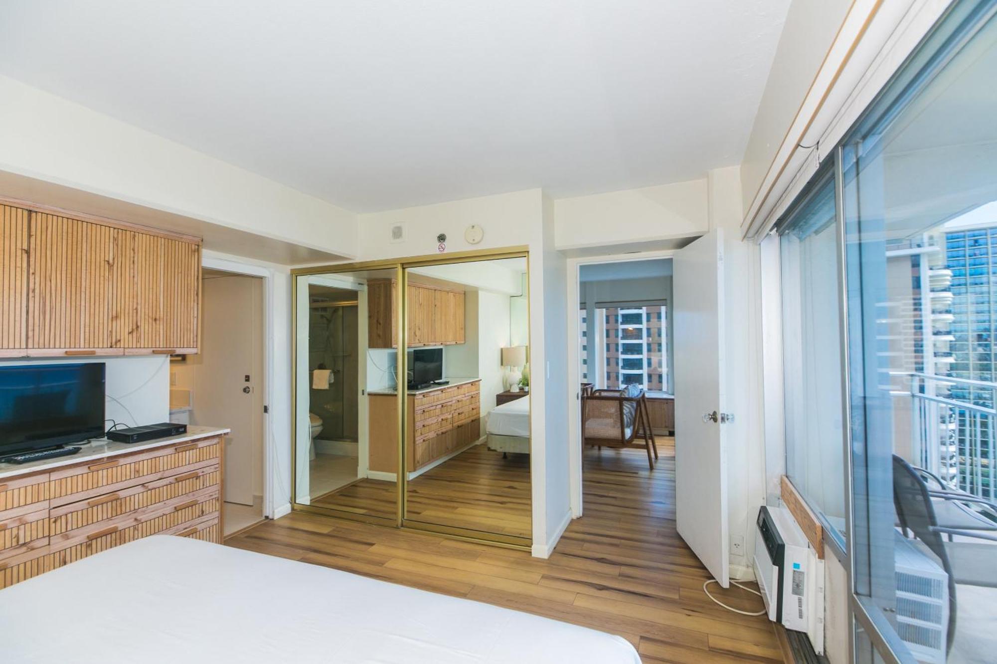 Ilikai Tower 1844 Yacht Harbor View 2br Apartment