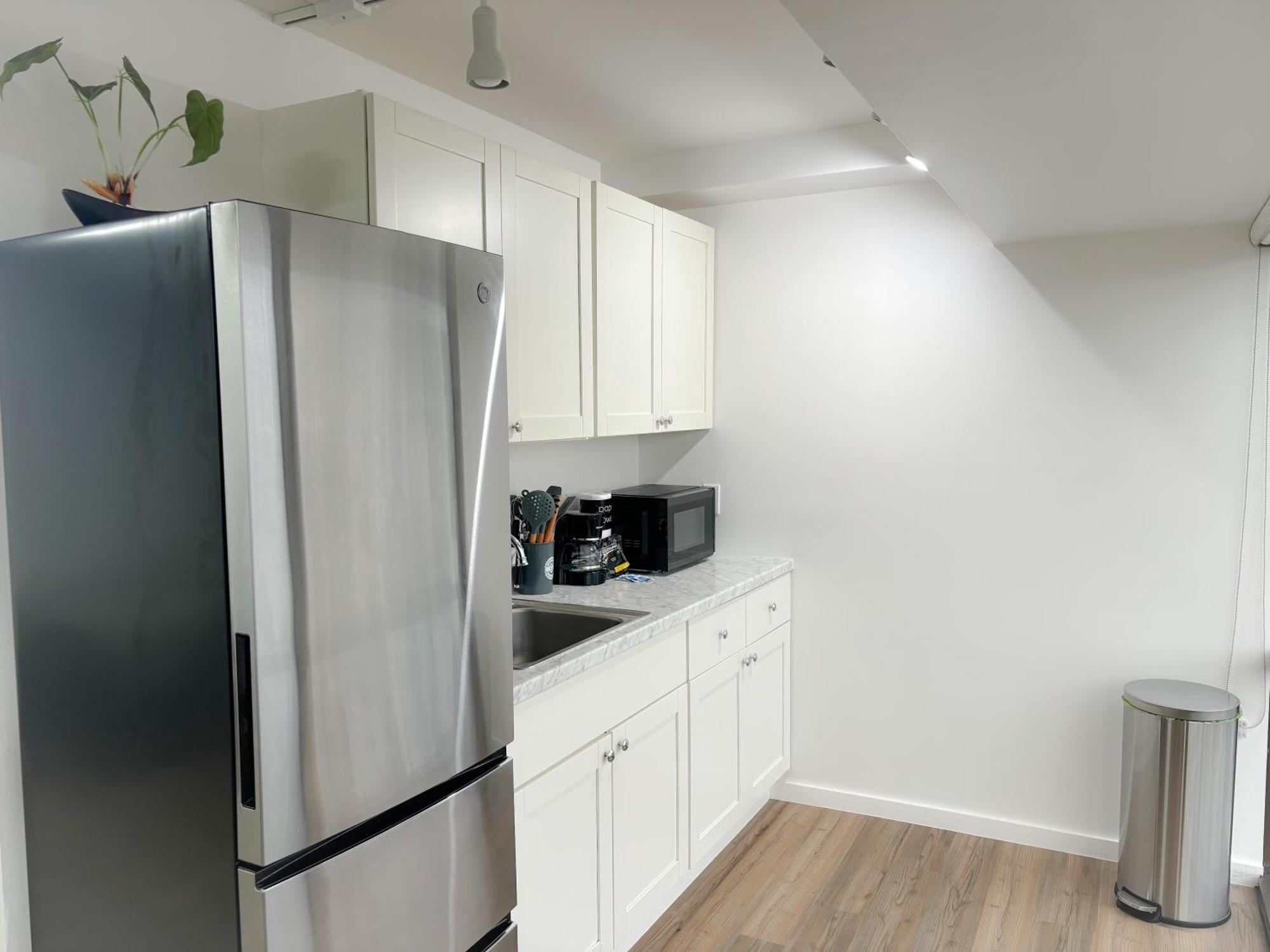 Apartment Renovated Modern & Minimalist Century Studio Honolulu