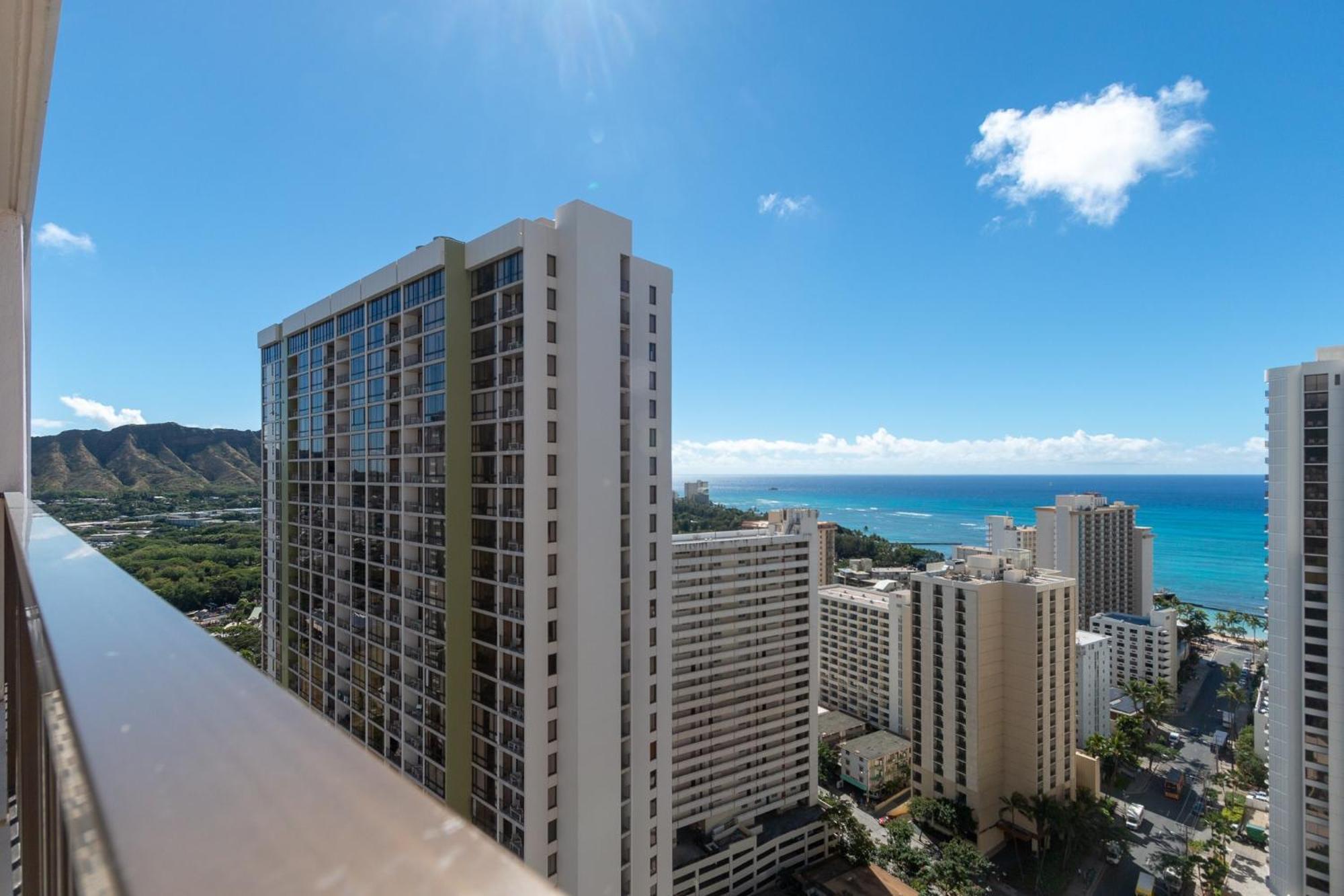 Apartment Beautifully Renovated 32nd Floor Deluxe Ocean View Waikiki Honolulu