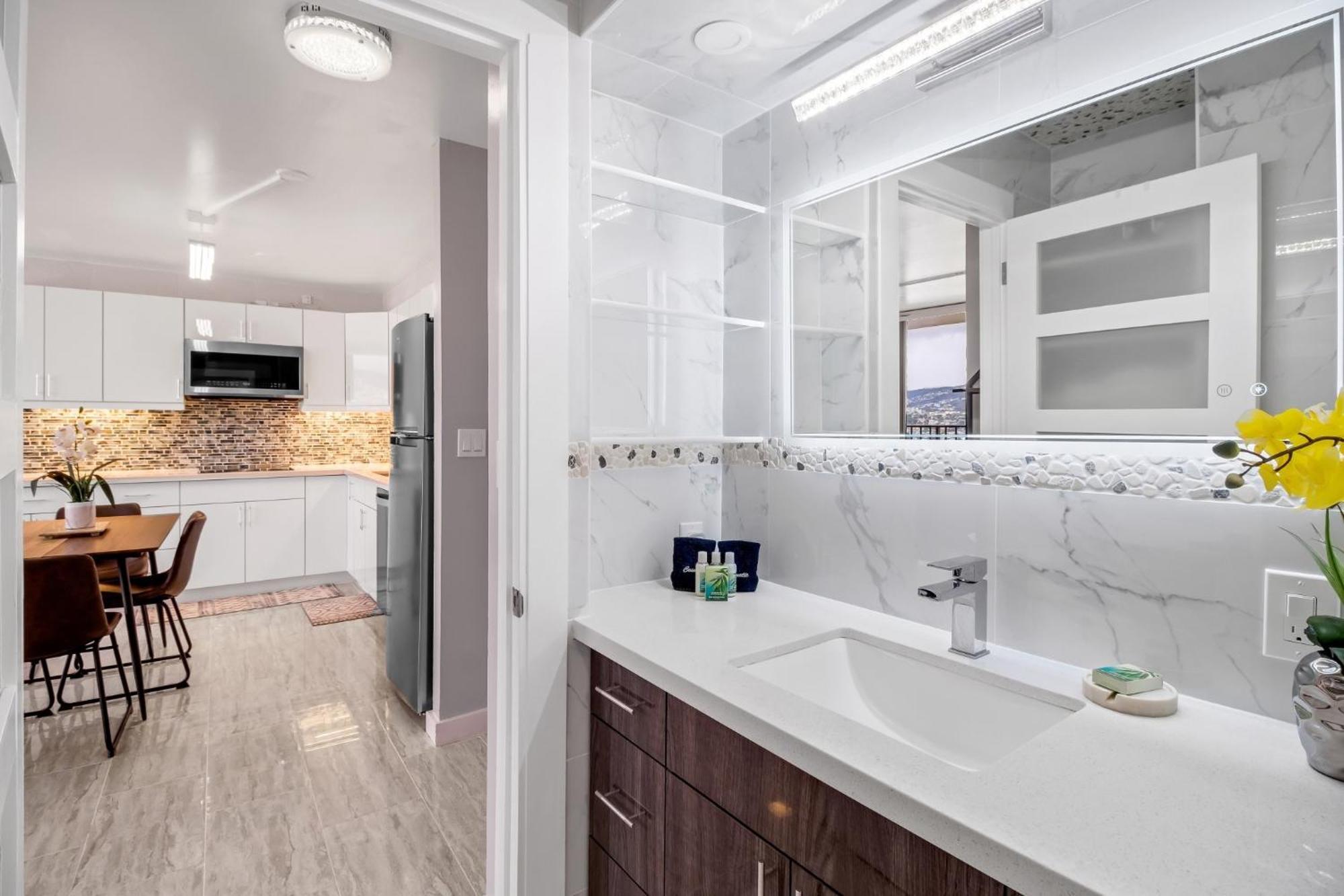 Newly Remodeled - 30th Floor With Epic Mountain Views Apartment *