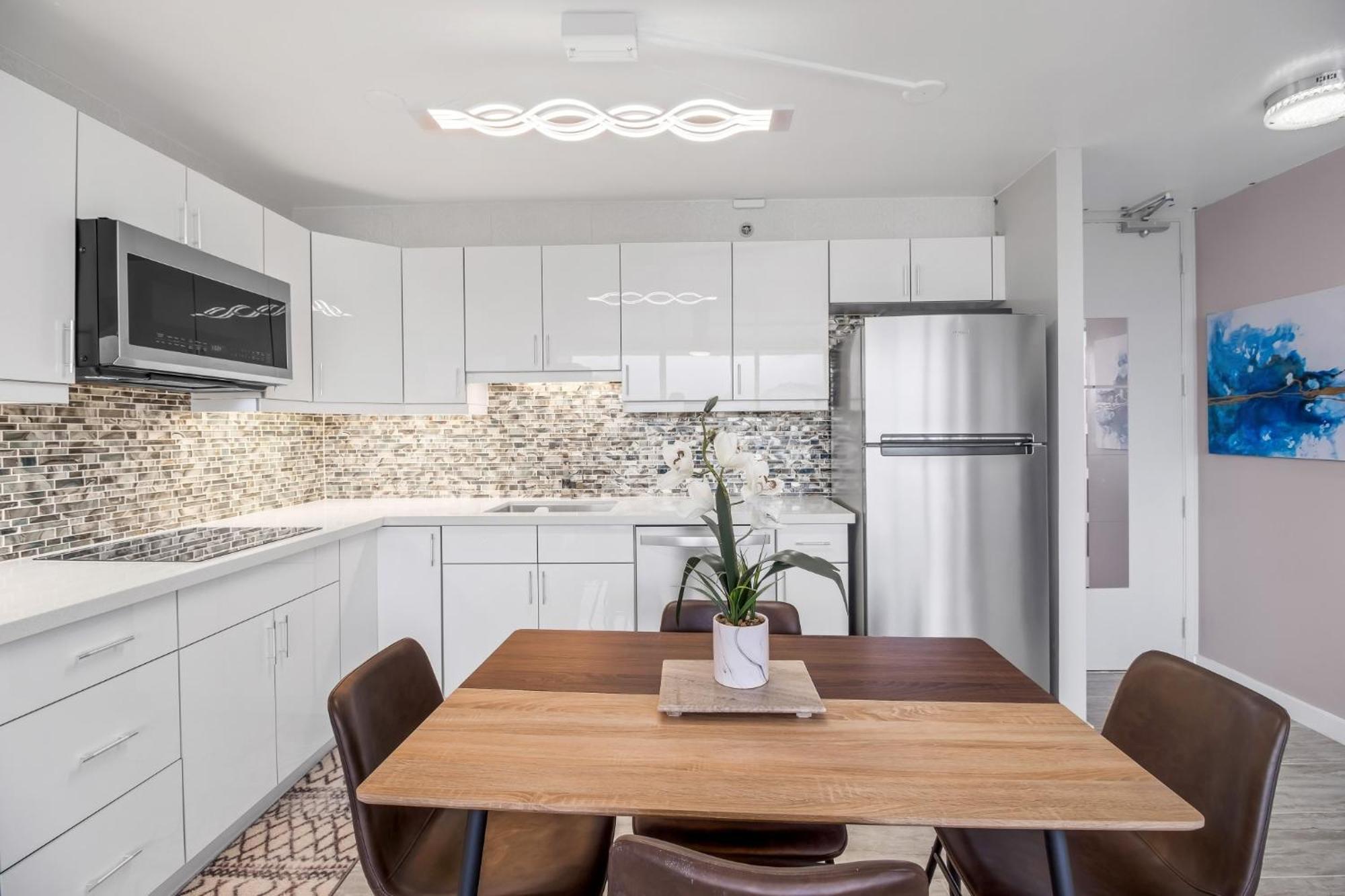 Apartment Newly Remodeled - 30th Floor With Epic Mountain Views *
