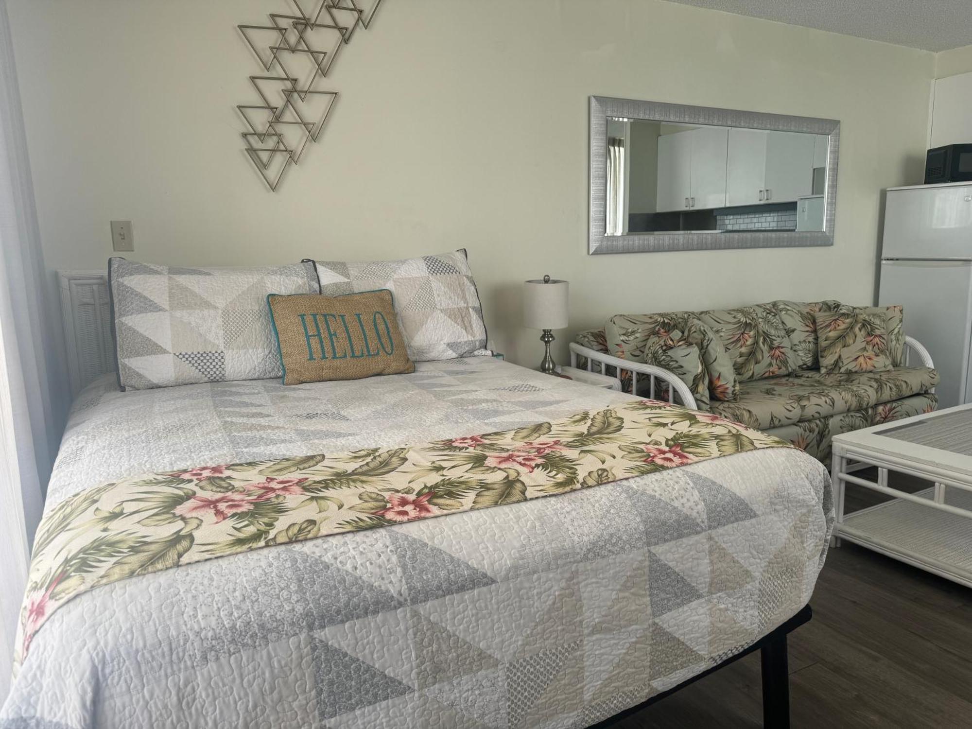 Tropical At Marine Surf Waikiki: Beachfront Oasis With Full Kitchen *