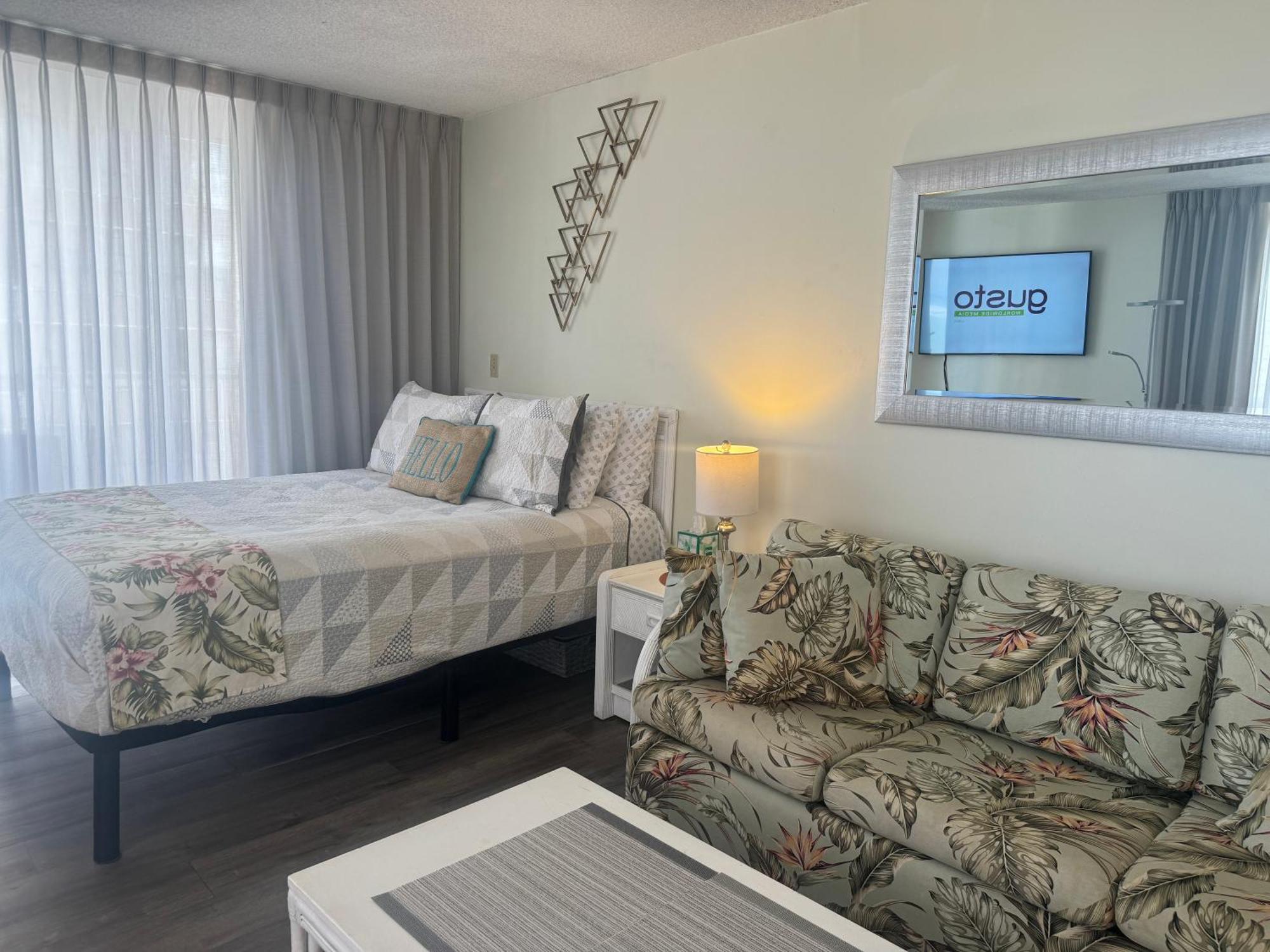 Tropical At Marine Surf Waikiki: Beachfront Oasis With Full Kitchen Apartment Honolulu
