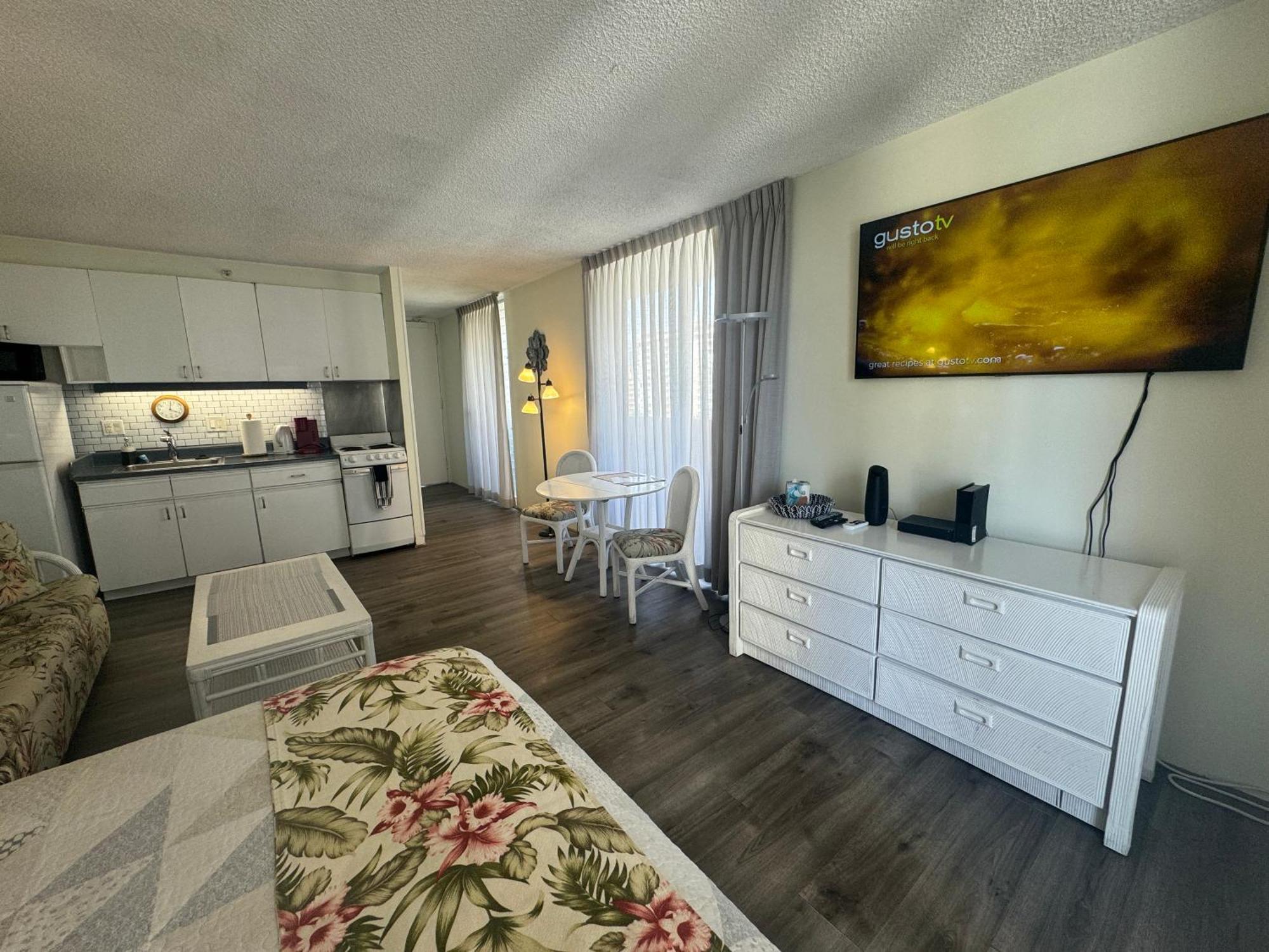 Tropical At Marine Surf Waikiki: Beachfront Oasis With Full Kitchen Honolulu