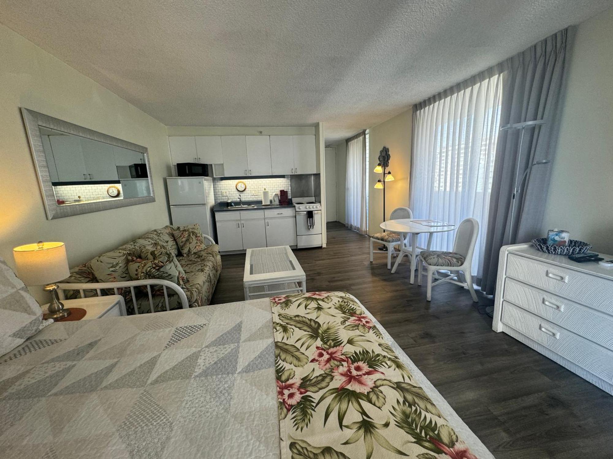 Tropical At Marine Surf Waikiki: Beachfront Oasis With Full Kitchen *