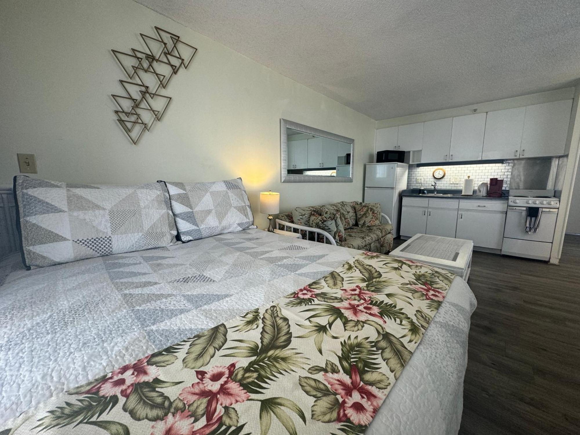 Apartment Tropical At Marine Surf Waikiki: Beachfront Oasis With Full Kitchen Honolulu