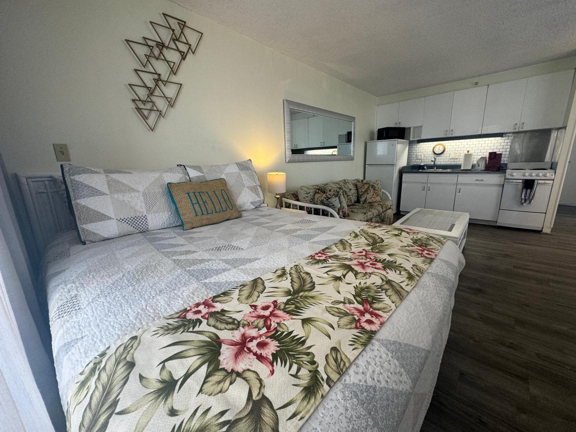 Apartment Tropical At Marine Surf Waikiki: Beachfront Oasis With Full Kitchen