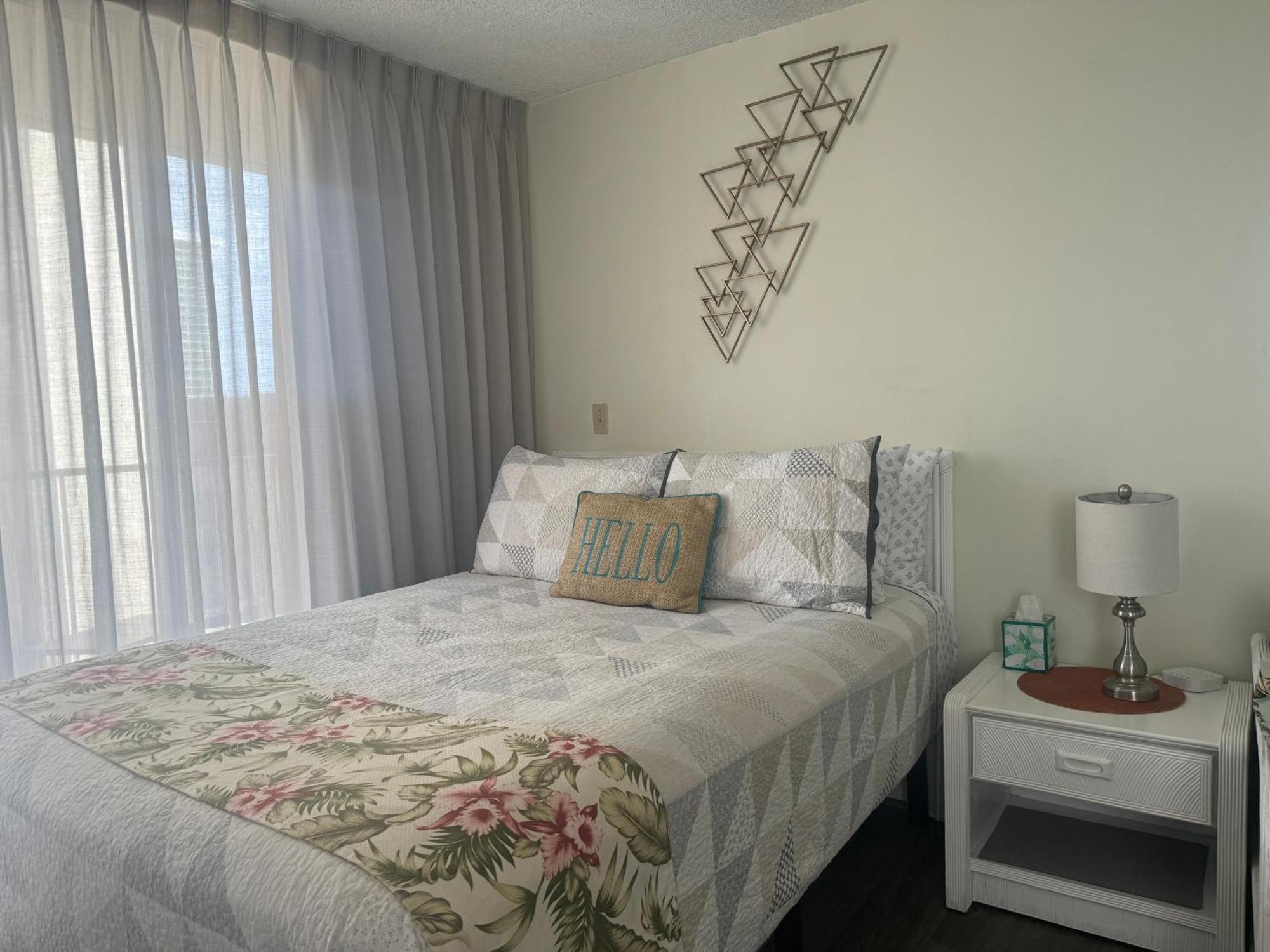 Tropical At Marine Surf Waikiki: Beachfront Oasis With Full Kitchen Honolulu