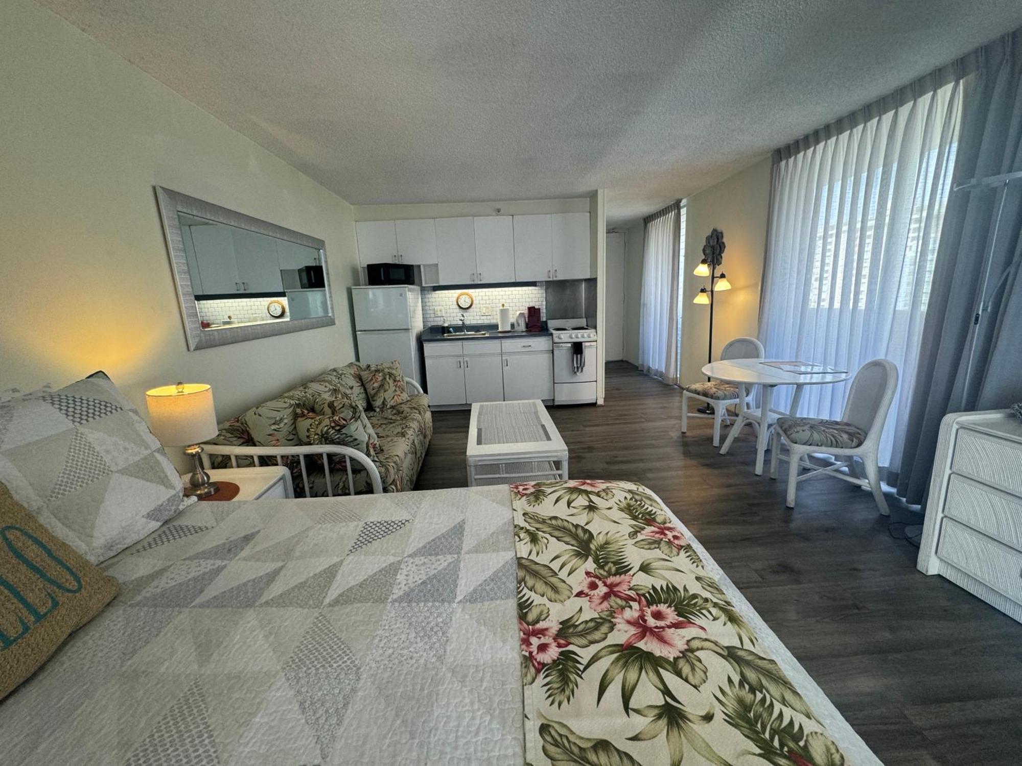 Tropical At Marine Surf Waikiki: Beachfront Oasis With Full Kitchen Apartment