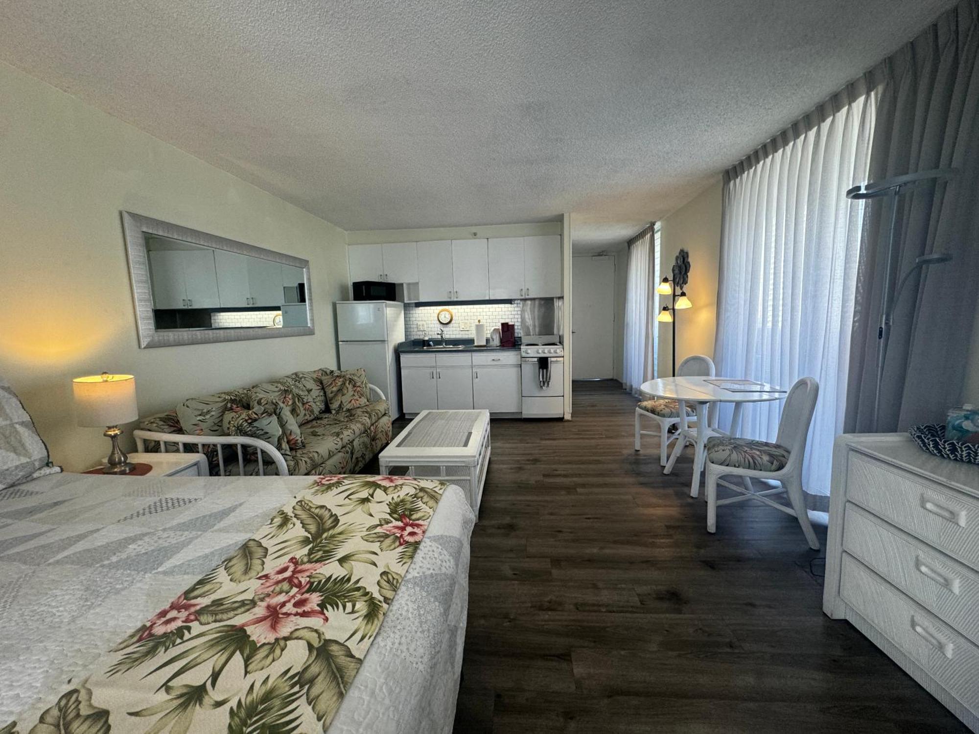 Tropical At Marine Surf Waikiki: Beachfront Oasis With Full Kitchen *