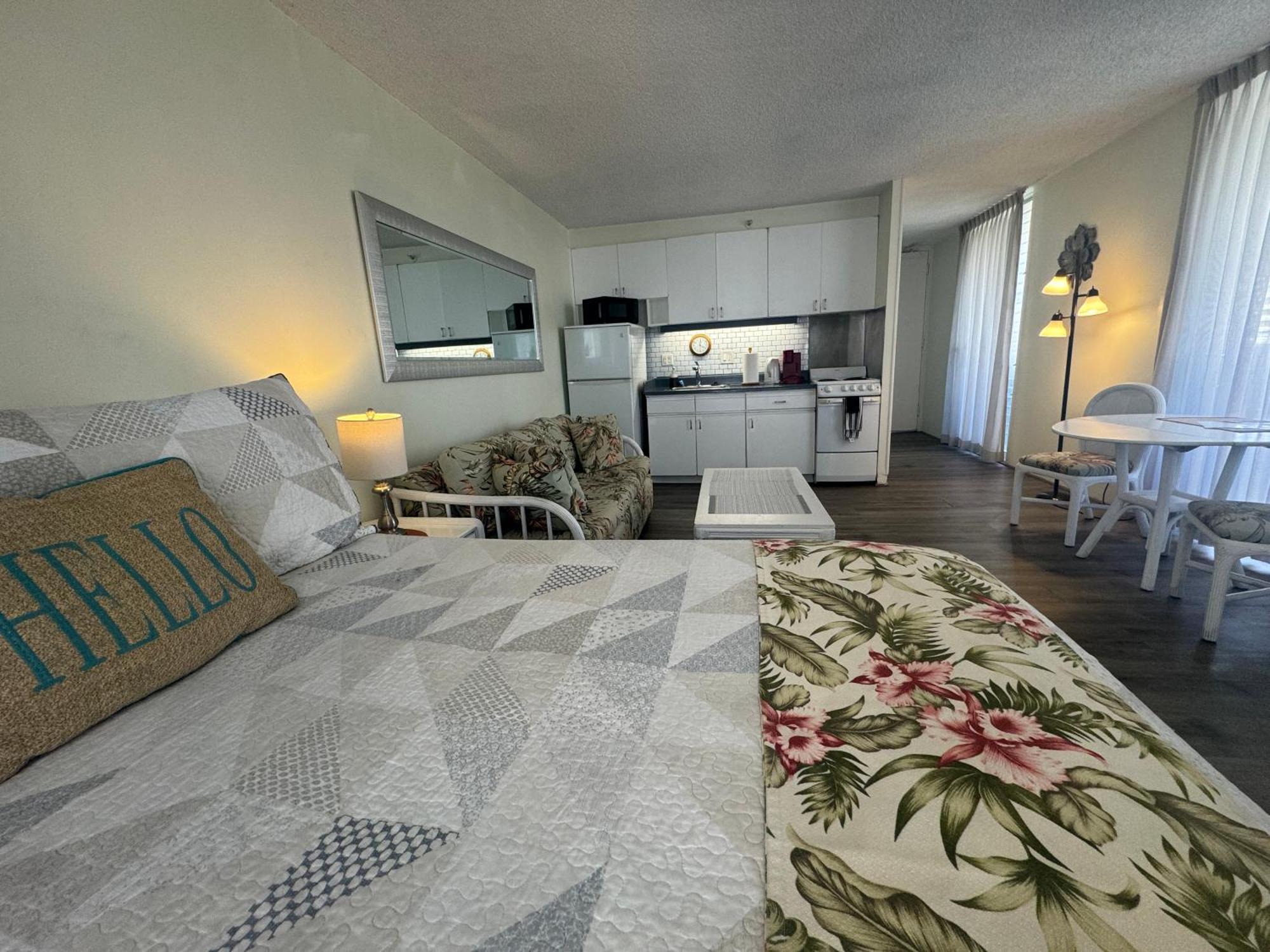 Apartment Tropical At Marine Surf Waikiki: Beachfront Oasis With Full Kitchen Honolulu