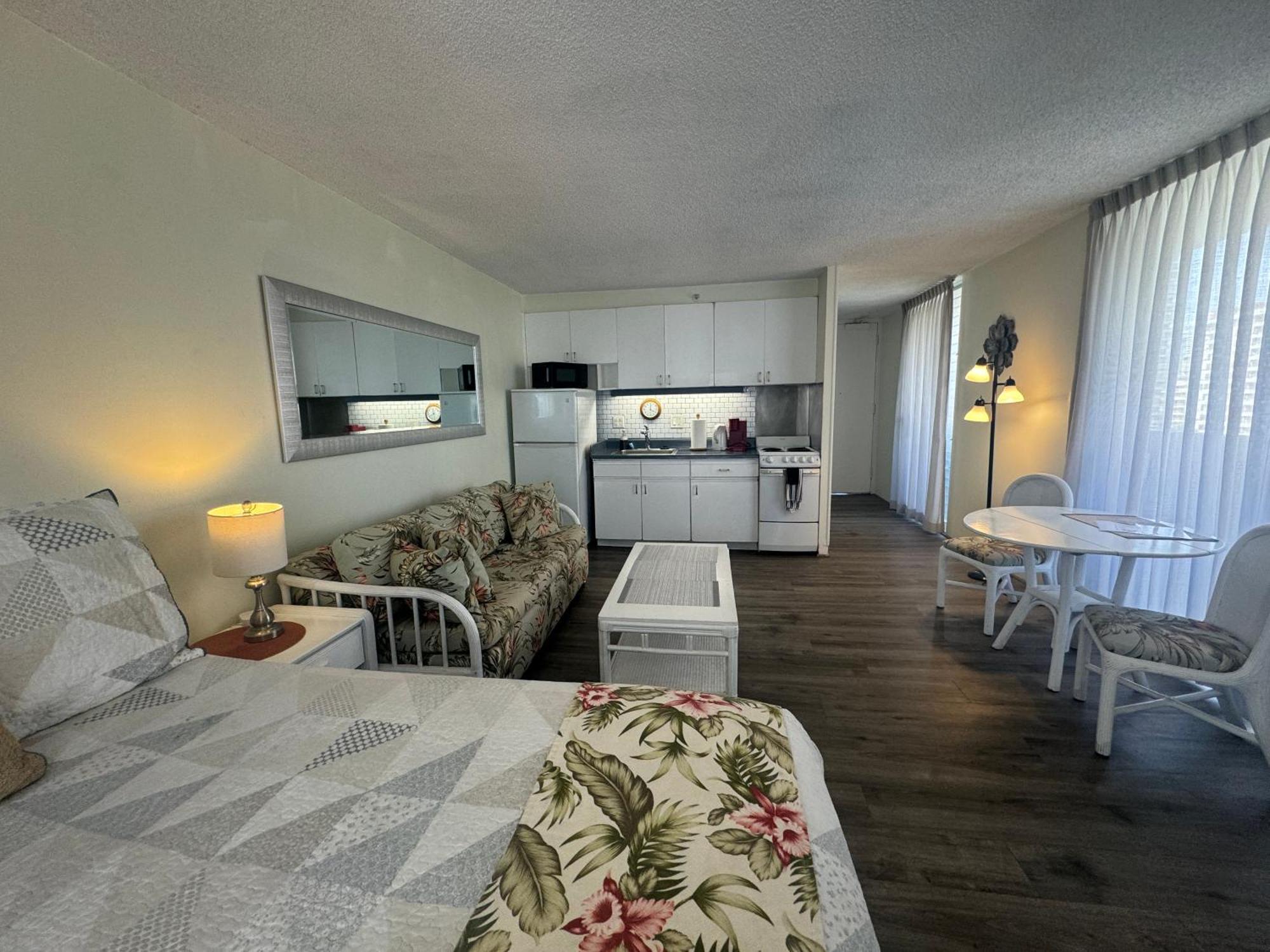 Tropical At Marine Surf Waikiki: Beachfront Oasis With Full Kitchen Apartment Honolulu
