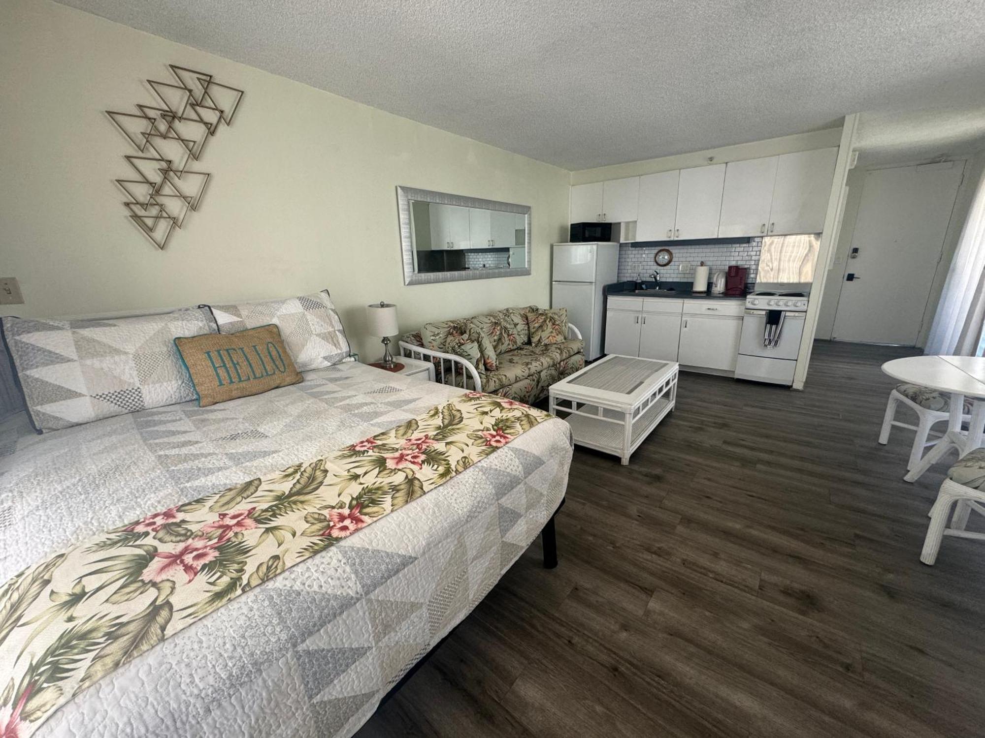 Apartment Tropical At Marine Surf Waikiki: Beachfront Oasis With Full Kitchen