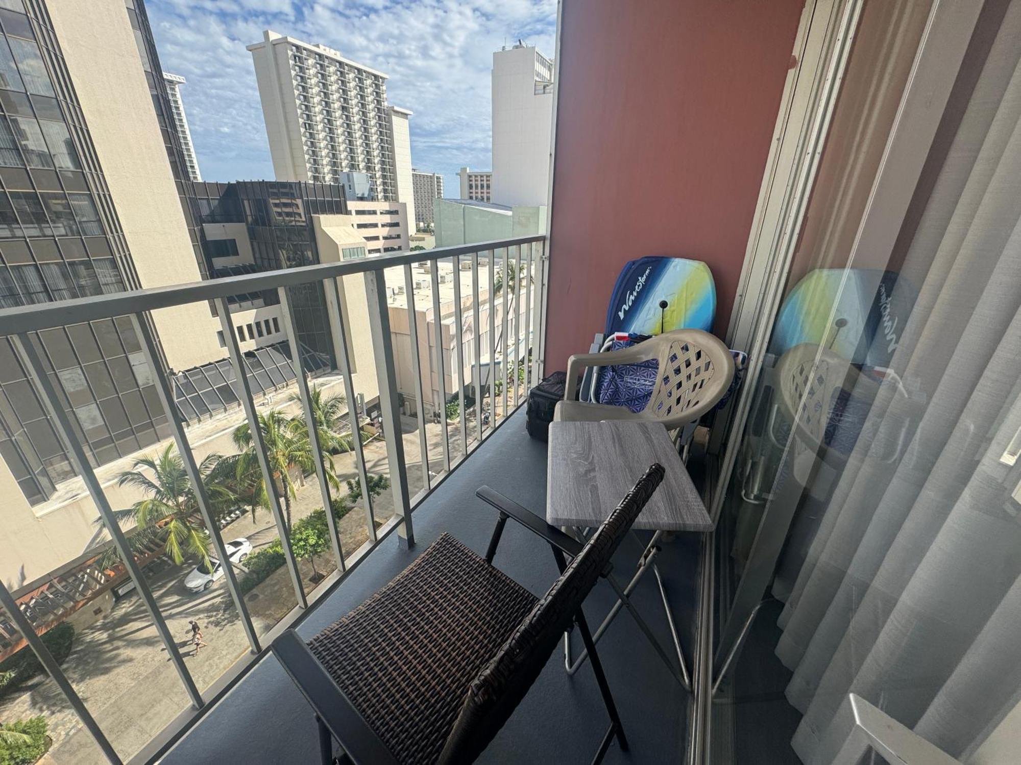 Tropical At Marine Surf Waikiki: Beachfront Oasis With Full Kitchen Apartment Honolulu