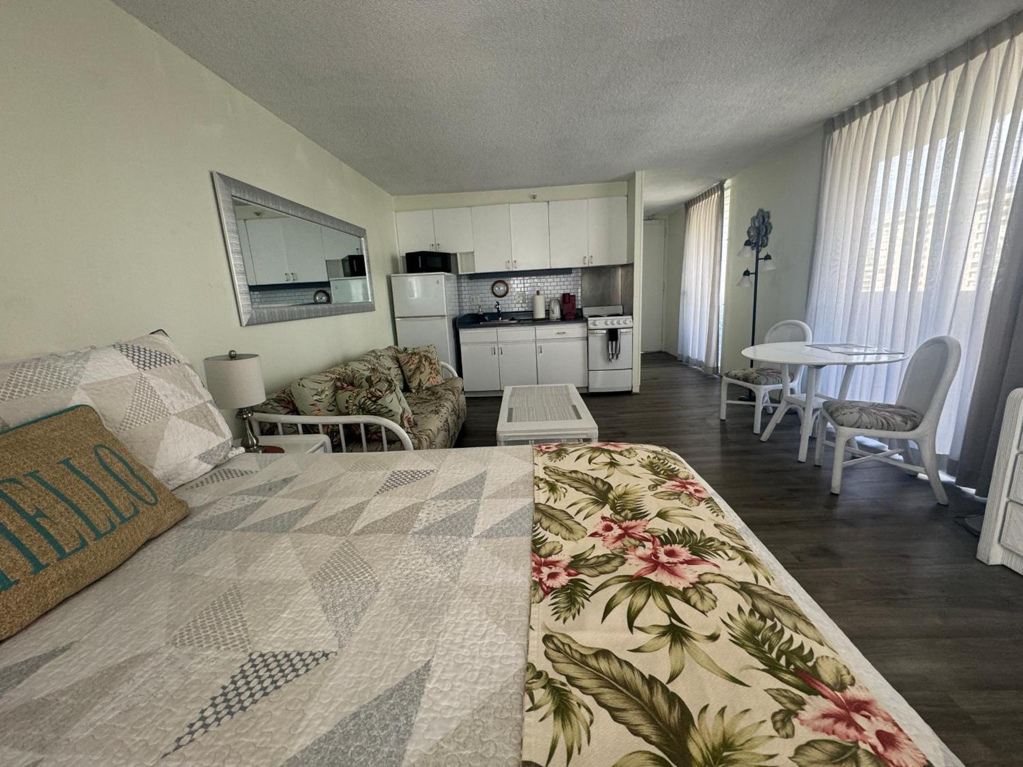 Apartment Tropical At Marine Surf Waikiki: Beachfront Oasis With Full Kitchen Honolulu