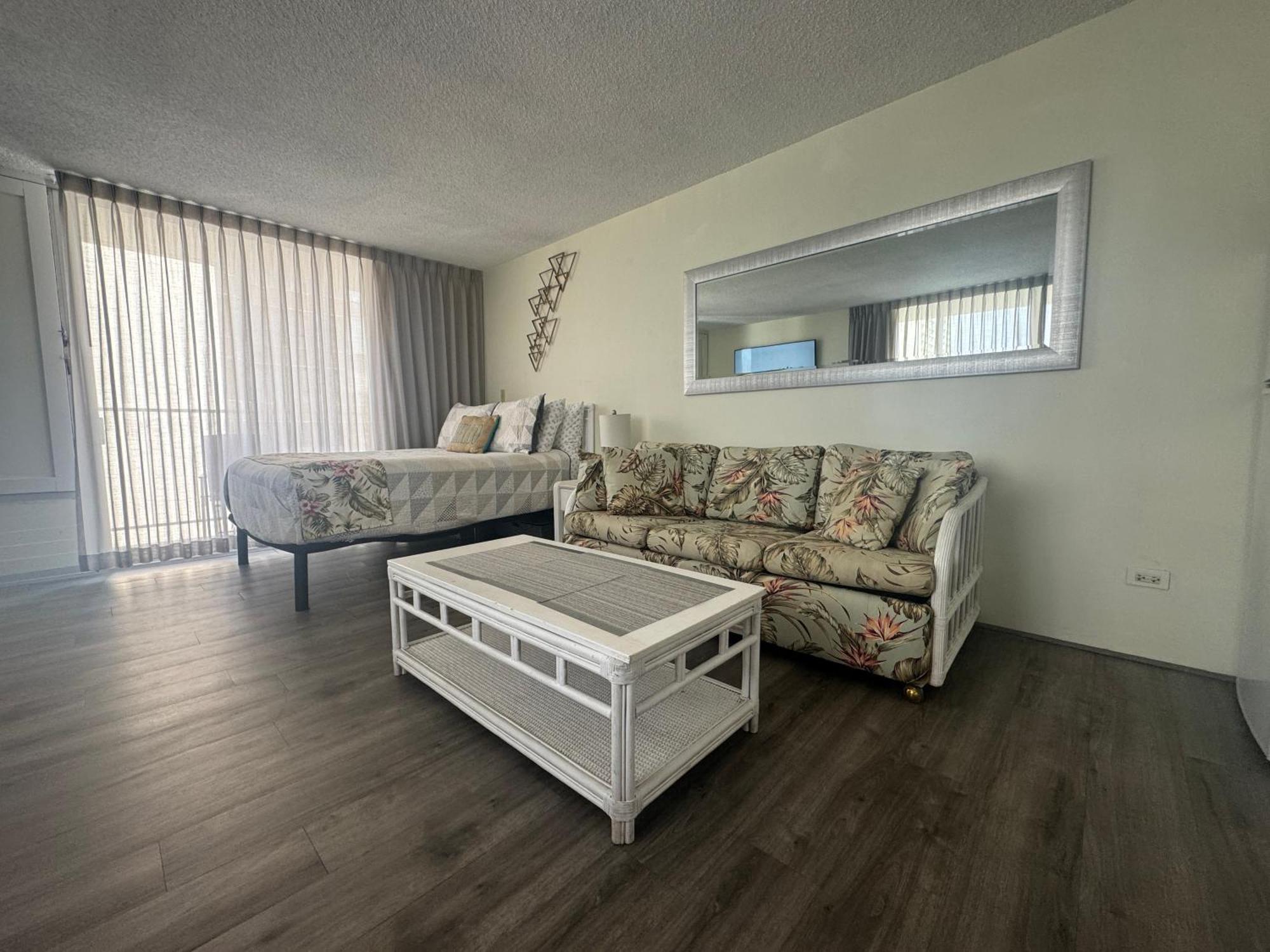 Tropical At Marine Surf Waikiki: Beachfront Oasis With Full Kitchen Apartment Honolulu