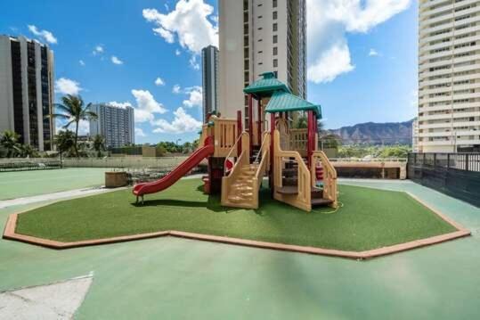 Breezy Waikiki 2 Blocks From The & Free Parking! Apartment *