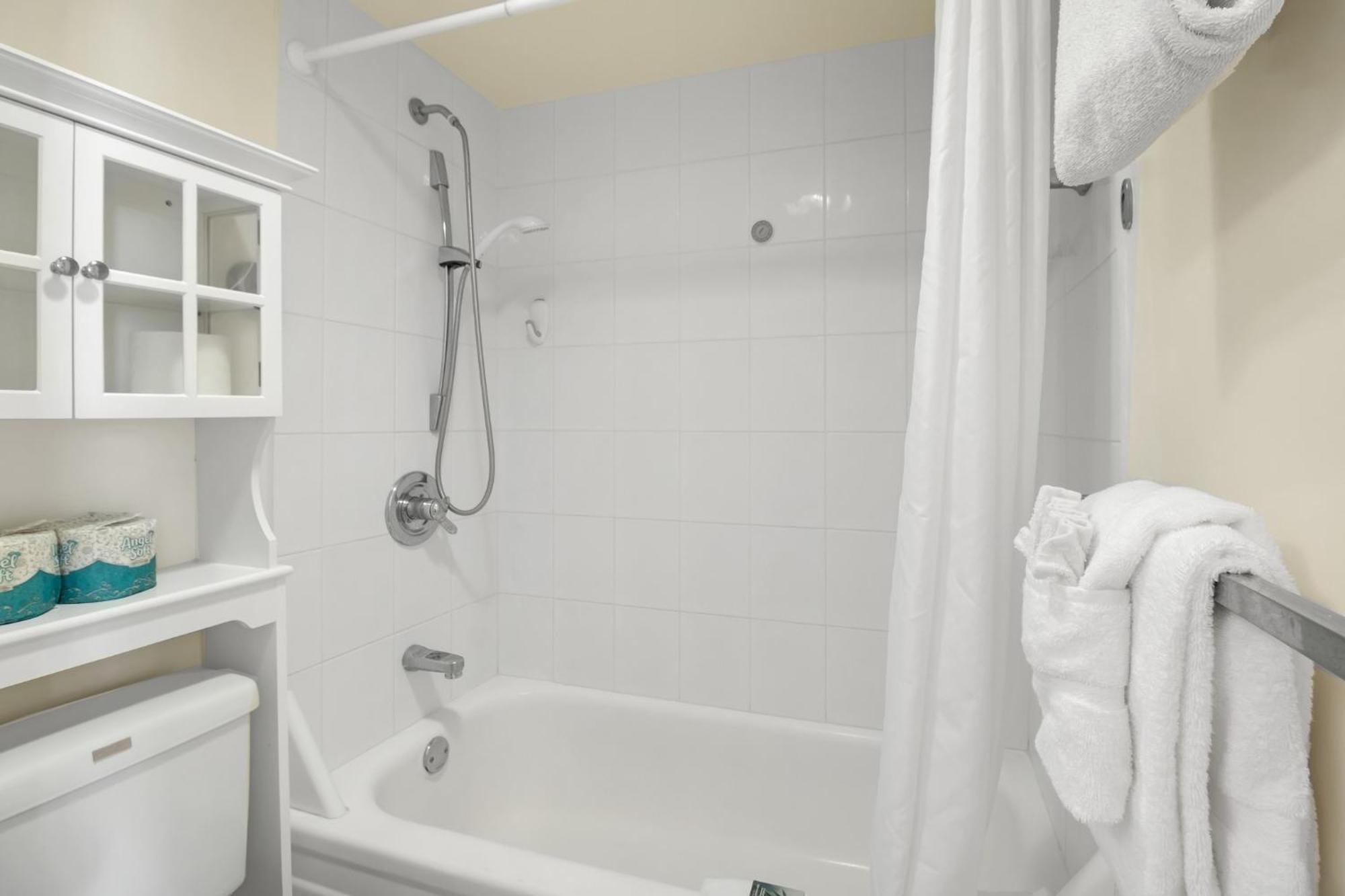 Breezy Waikiki 2 Blocks From The & Free Parking! Apartment Honolulu