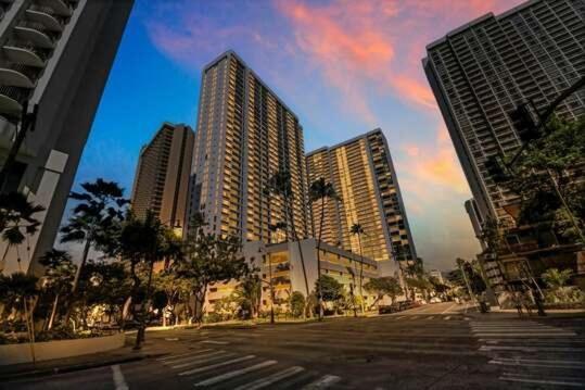 Breezy Waikiki 2 Blocks From The & Free Parking! * Honolulu