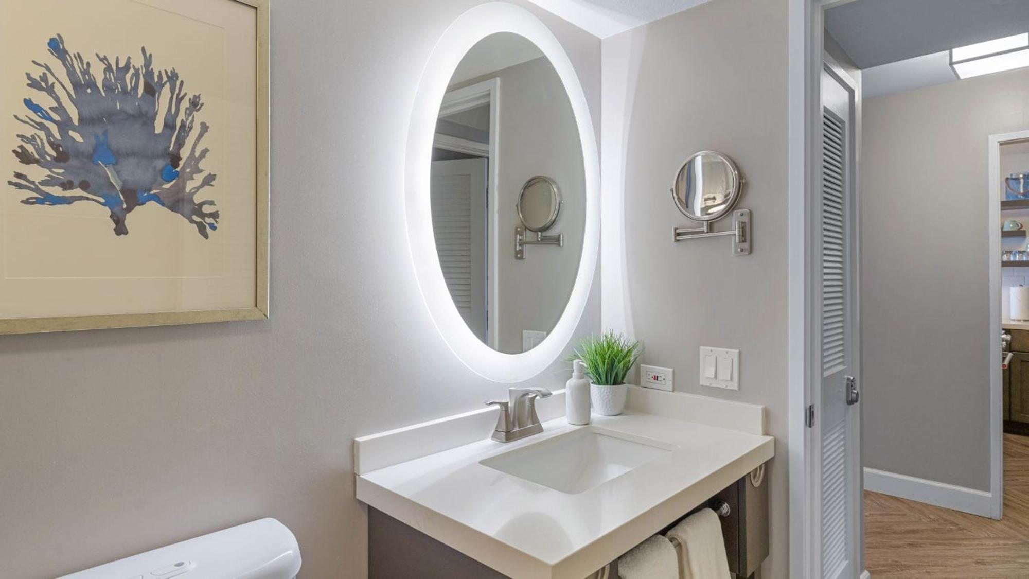 Apartment Luxury Oceanfront 2 Bedroom At Waikiki Tower *