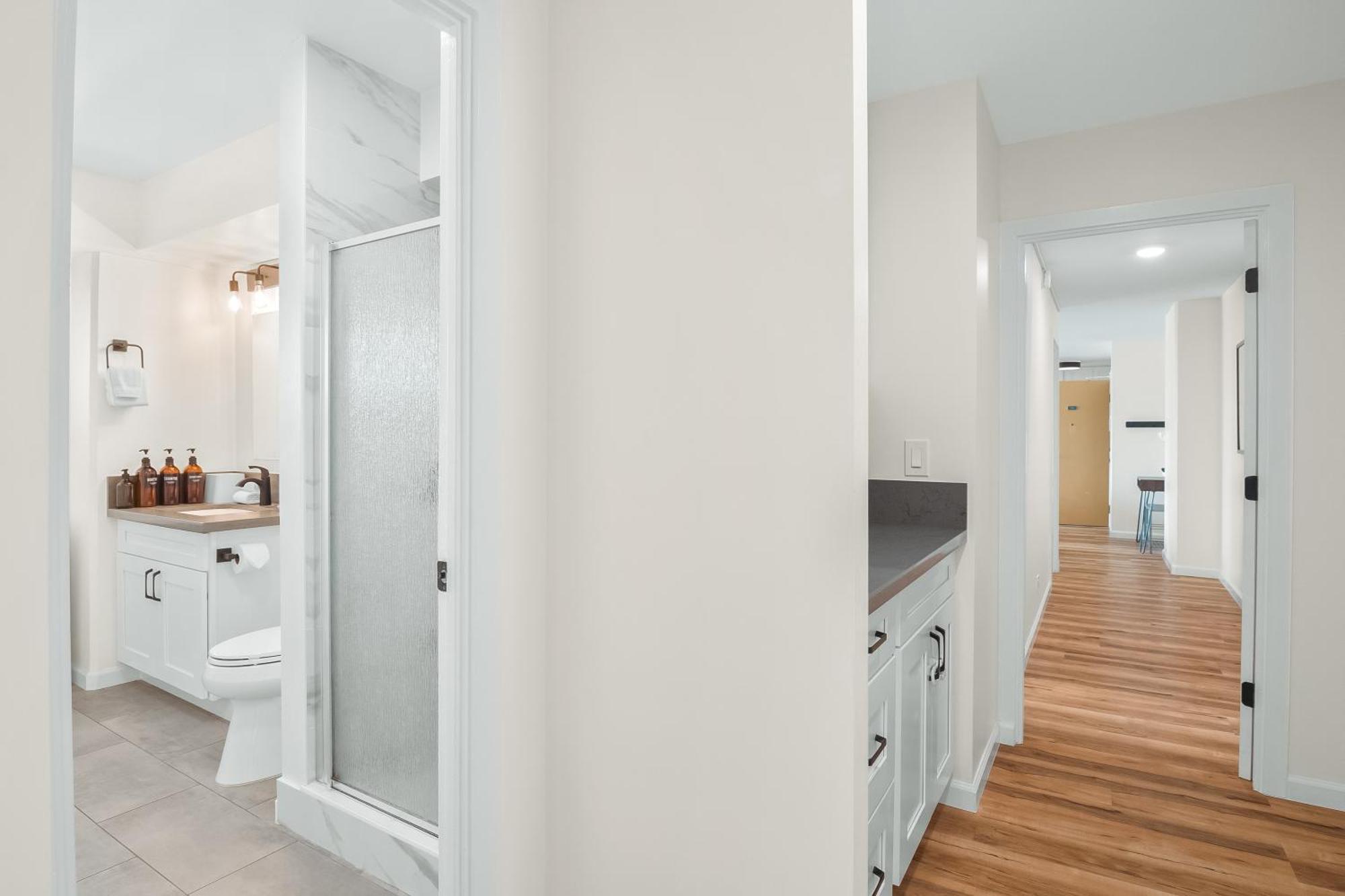 2br-2ba Close To Waikiki With Free Parking! *