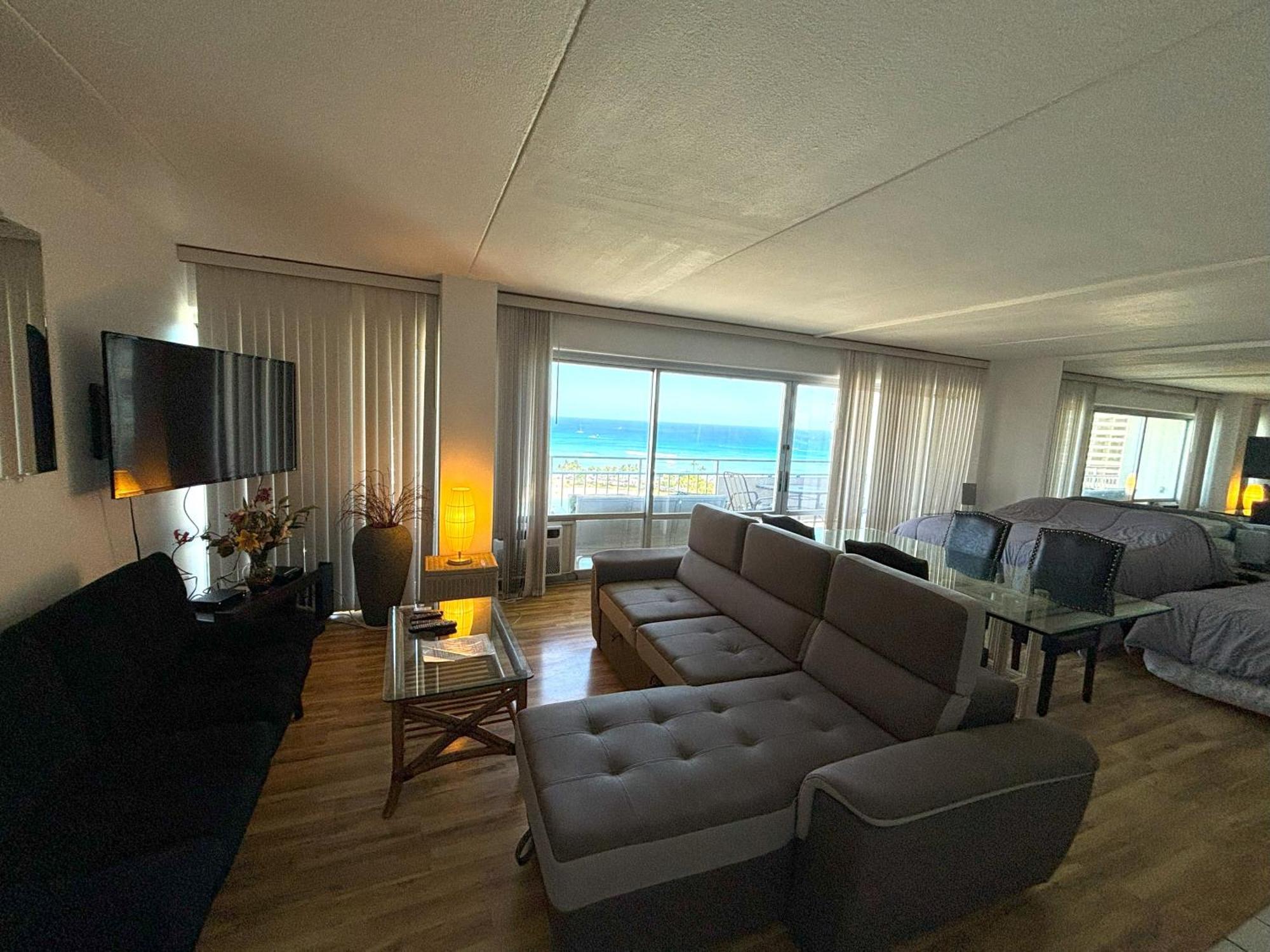Ilikai Apt 1618 - Spacious 2br 2ba Unit With Stunning Ocean-lagoon View *