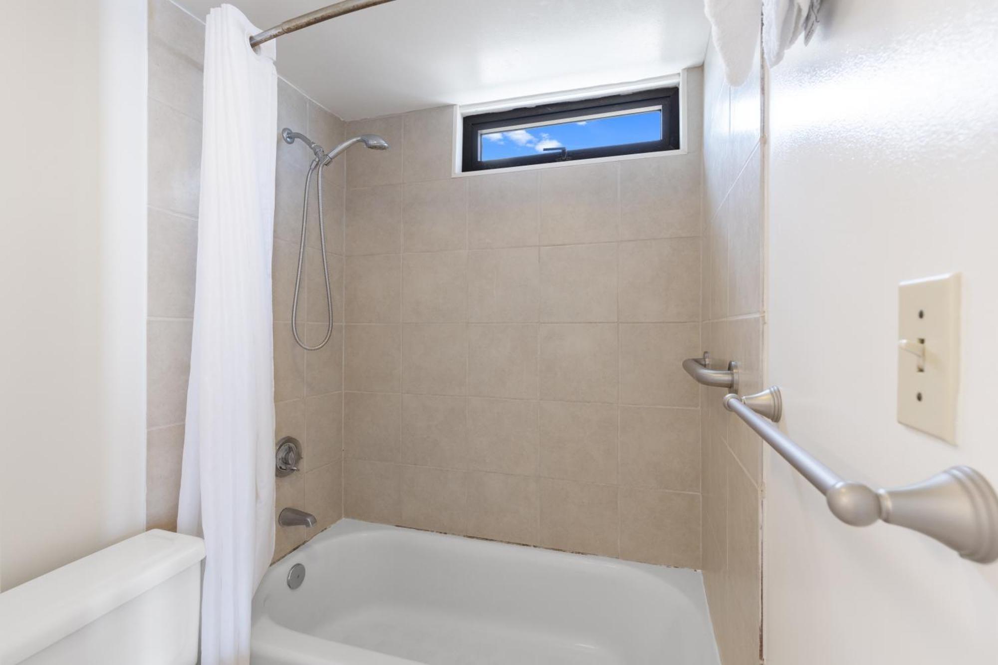 Beautifully Renovated 32nd Floor Deluxe Ocean View Waikiki * Honolulu