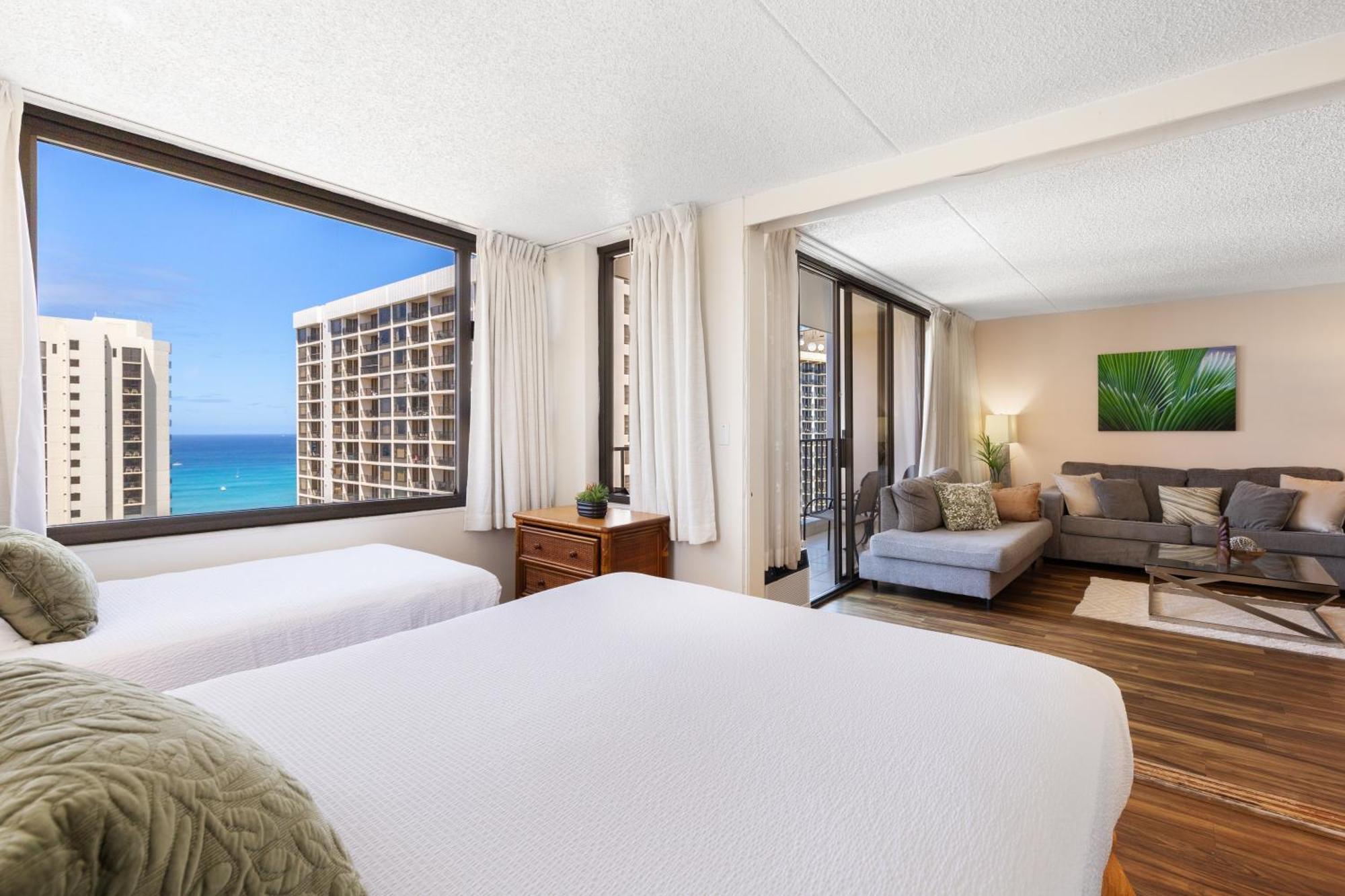 Beautifully Renovated 32nd Floor Deluxe Ocean View Waikiki Apartment